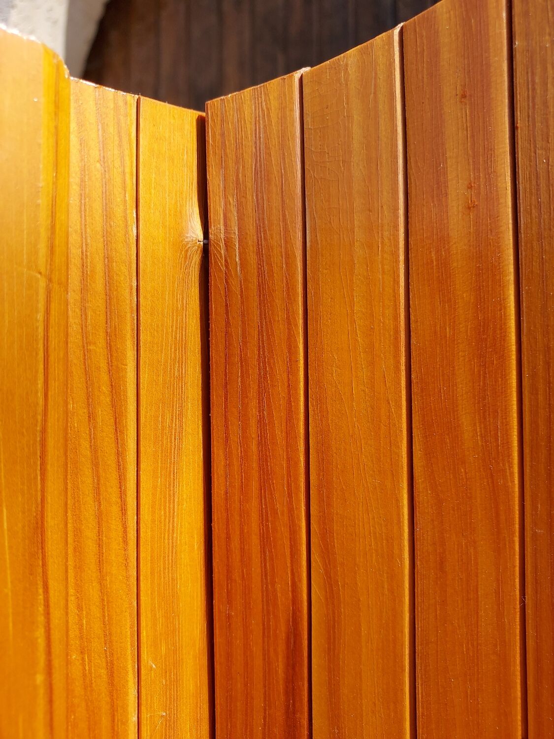 Articulated wooden screen