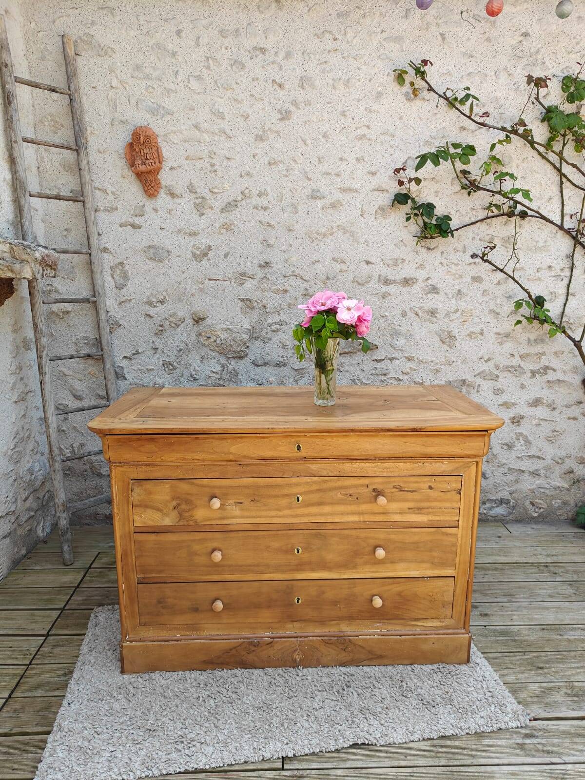 Walnut chest of drawers