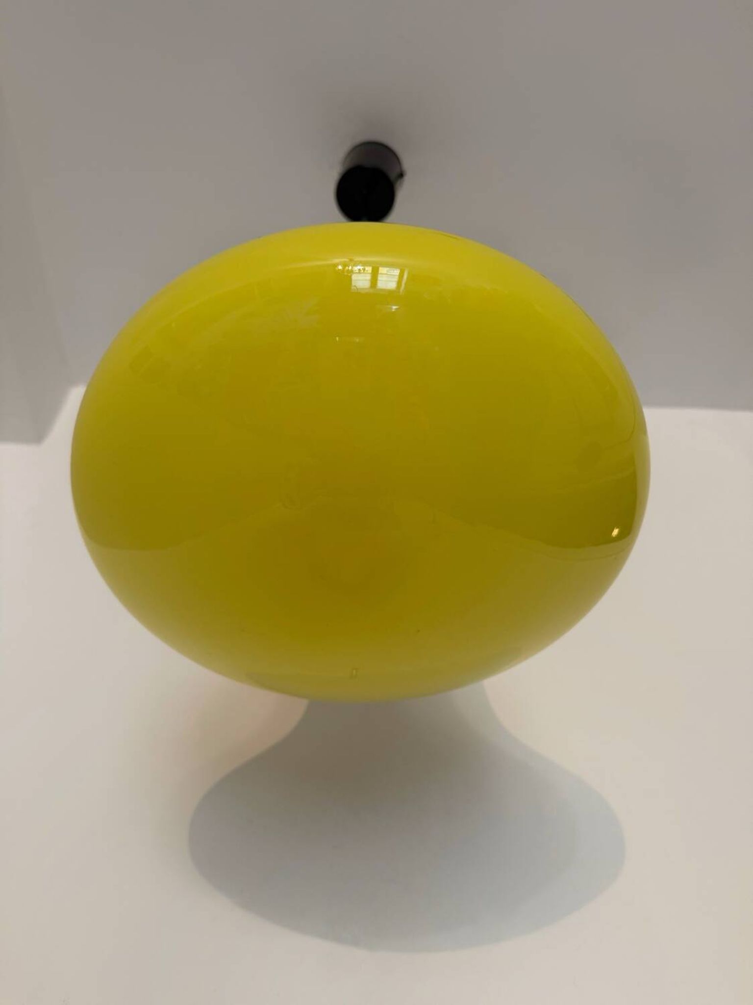 Suspension opaline jaune années 60