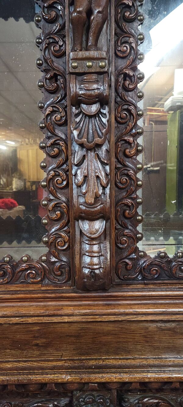 Buffet deux-corps style Renaissance Italienne en chene massif