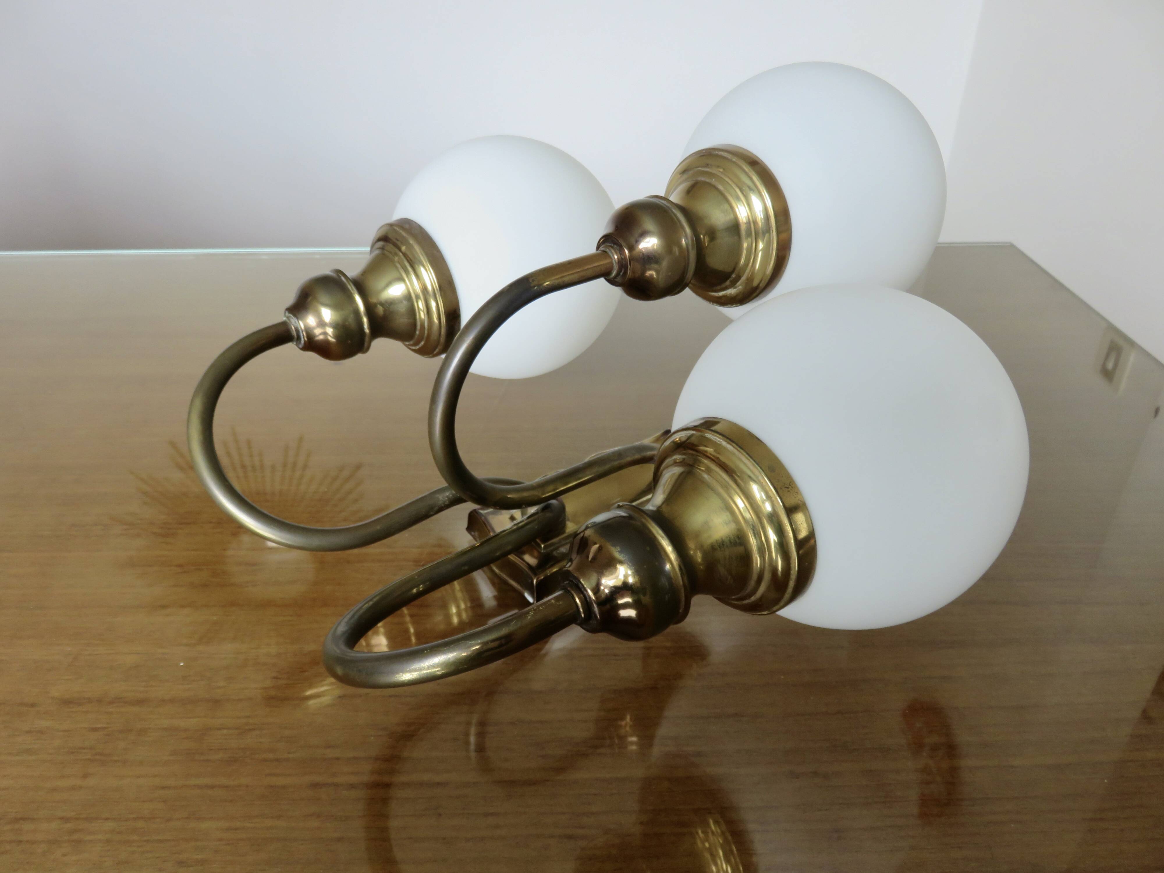 Triple "Hollywood Regency" wall light in brass and opaline, 1970