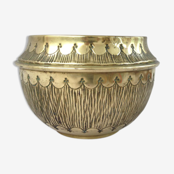 Cache pot in chiseled brass