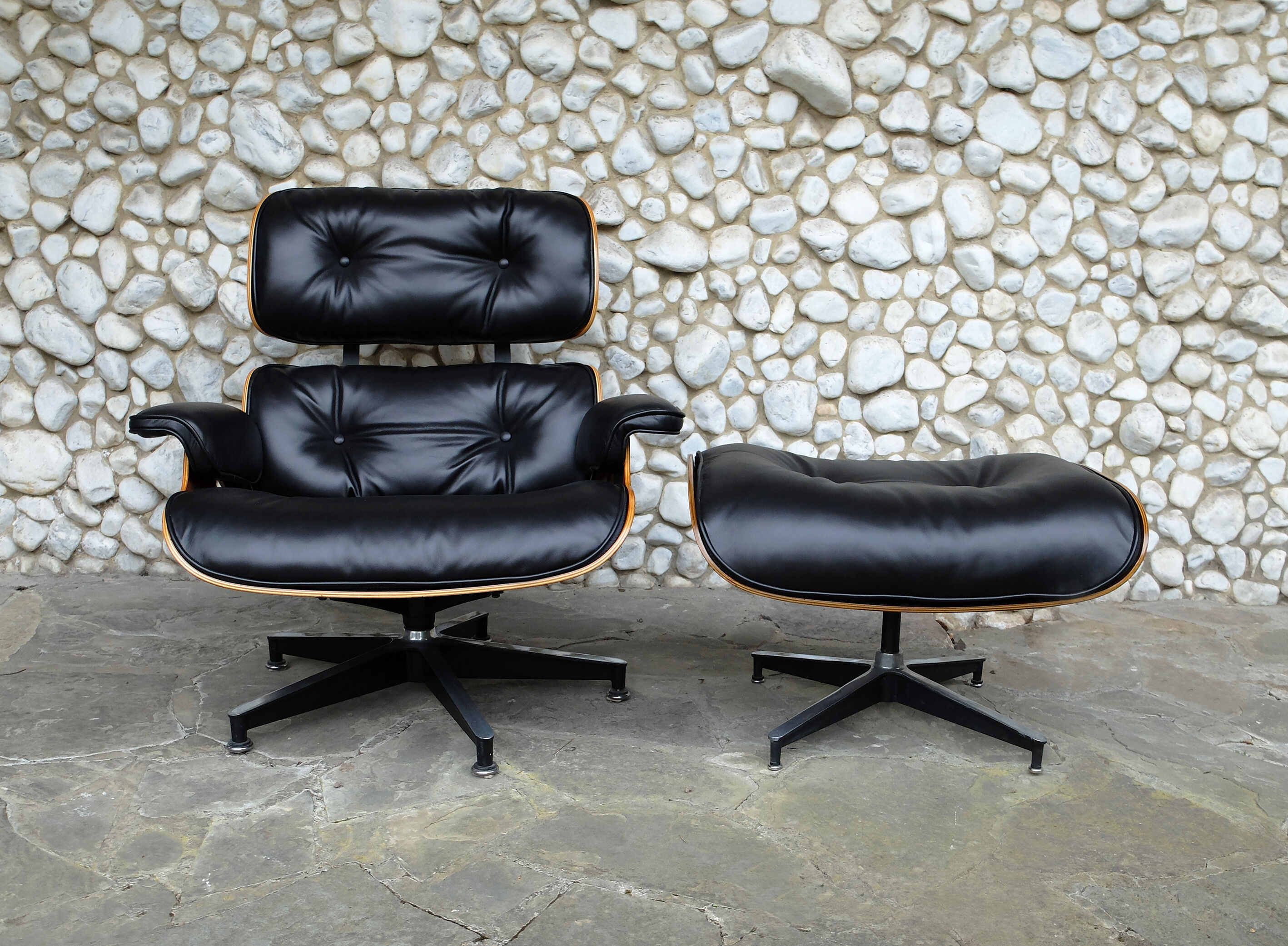 Lounge Chair & ottoman by Charles & Ray Eames edition Herman Miller