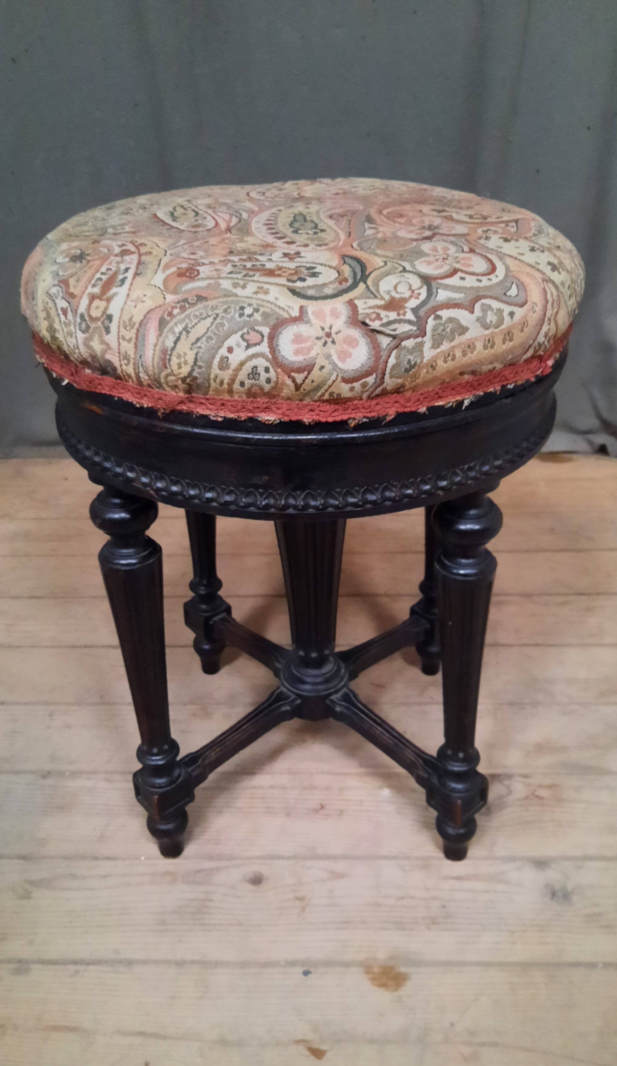 Napoleon III piano stool