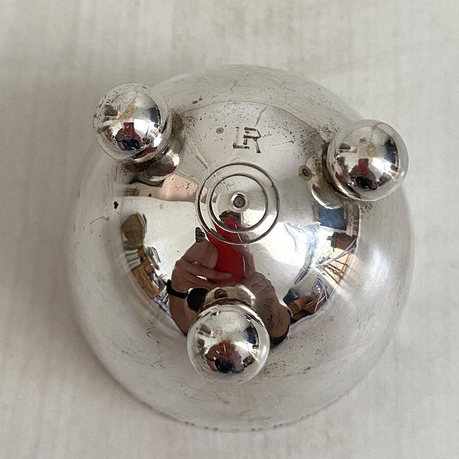 Art Deco tumbler in silver metal with alphabetical decoration