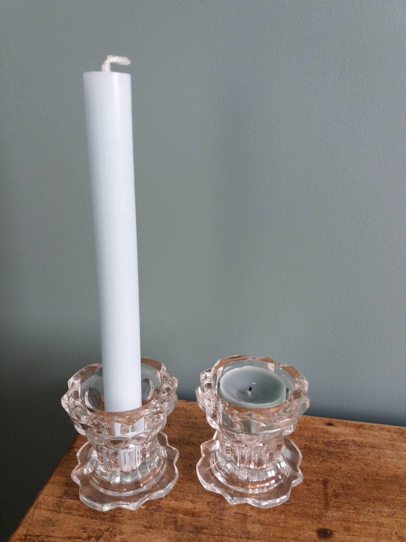 Paire de bougeoirs en verre de Reims