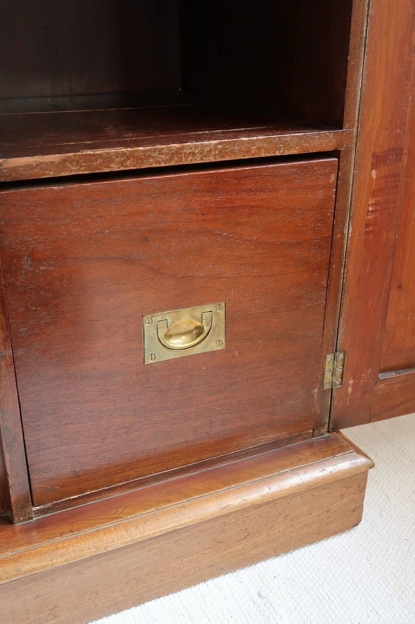 Walnut sideboard, 3 drawers and 3 doors, 1930s.