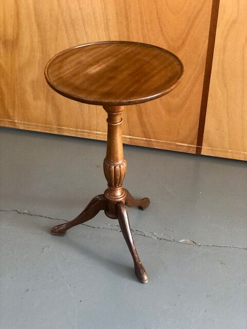 Tripod pedestal table in varnished waxed wood