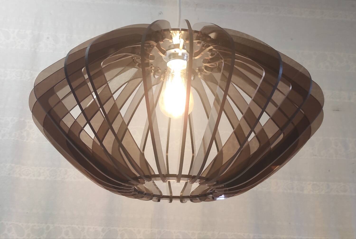 Suspension design en plexiglass fumé style scandinave