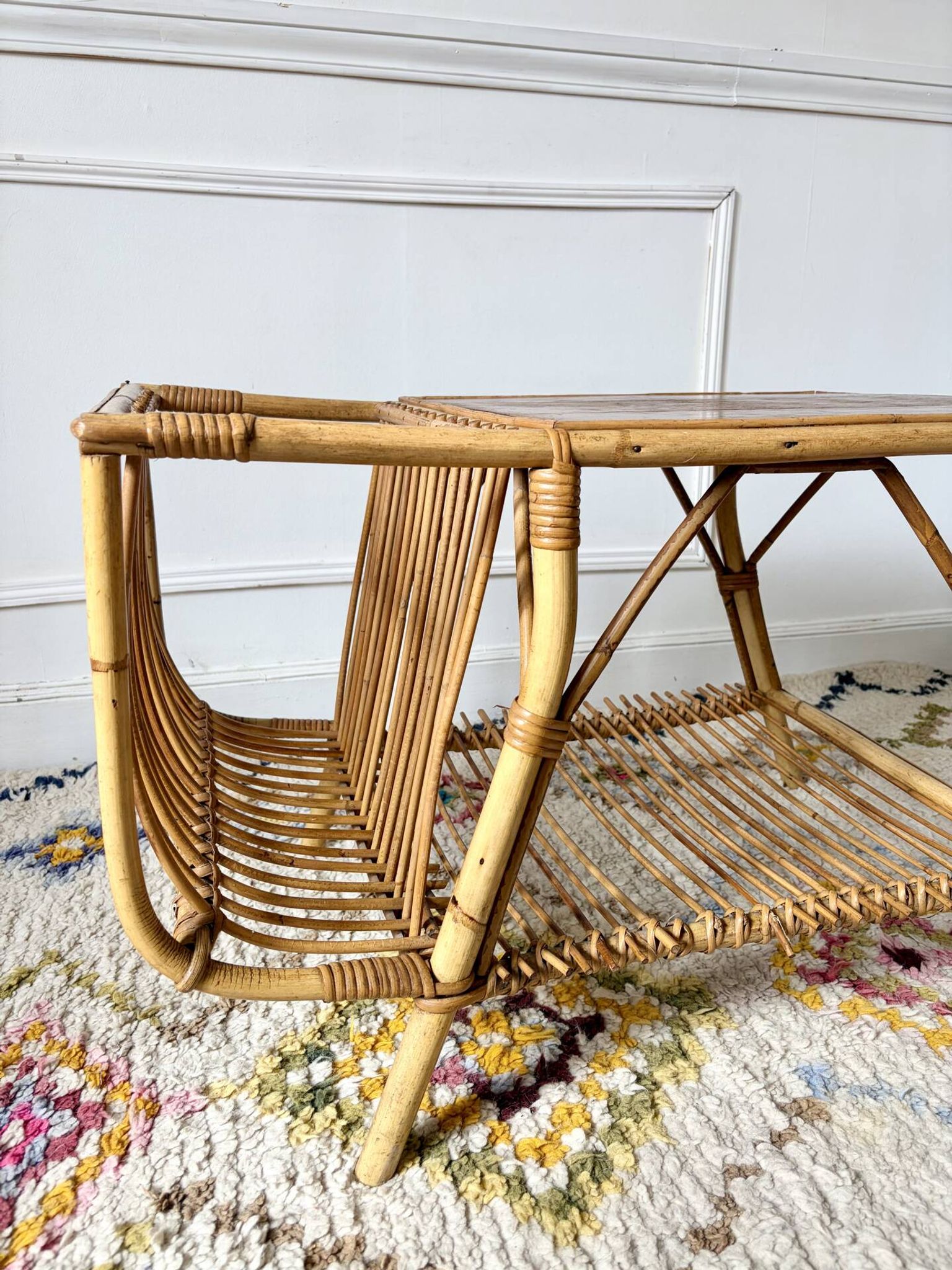 Table basse porte revues en rotin vintage