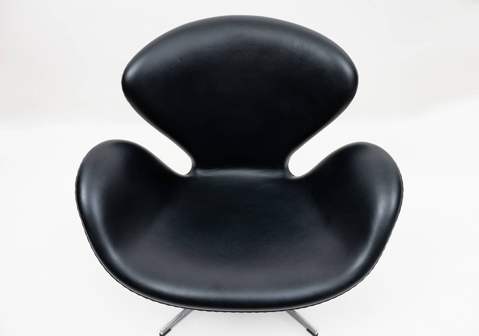 Danish Swan chair design Arne Jacobsen Fritz Hansen