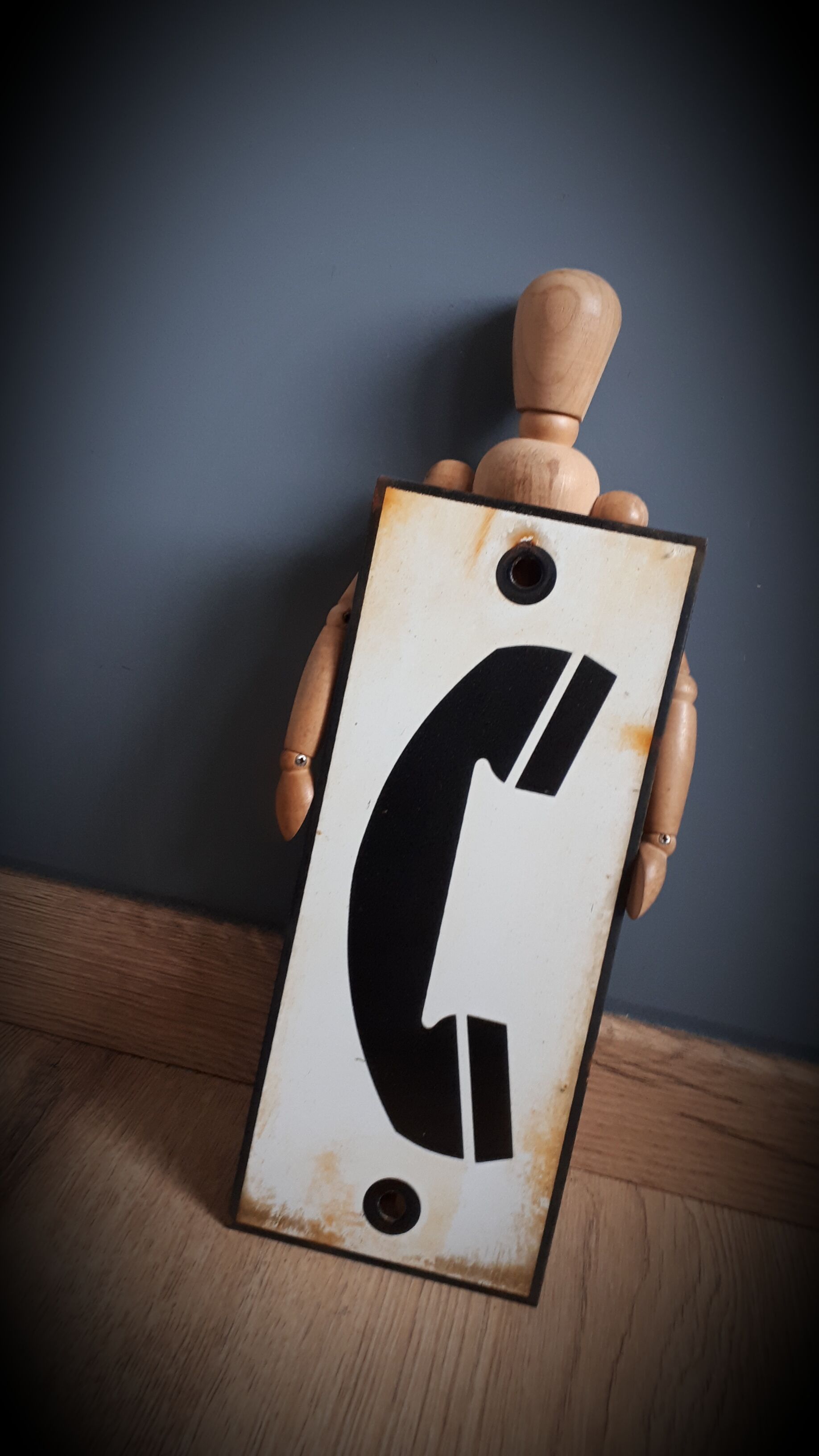 Enamelled phone plate