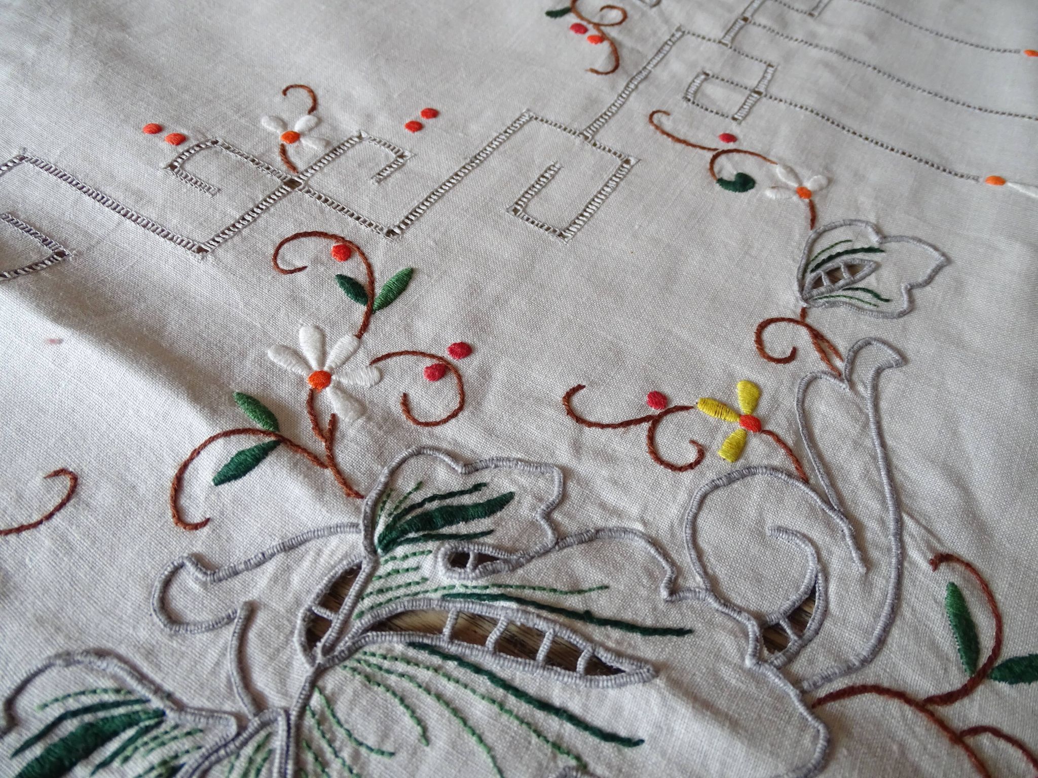 Tablecloth and 12 linen towels embroidery fine colorful flowers 255 x 170 - Old