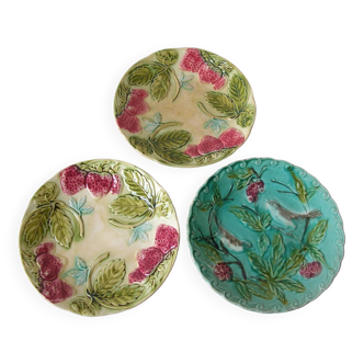 Lot de 3 anciennes assiettes en barbotine céramique décor oiseau fraise fruit