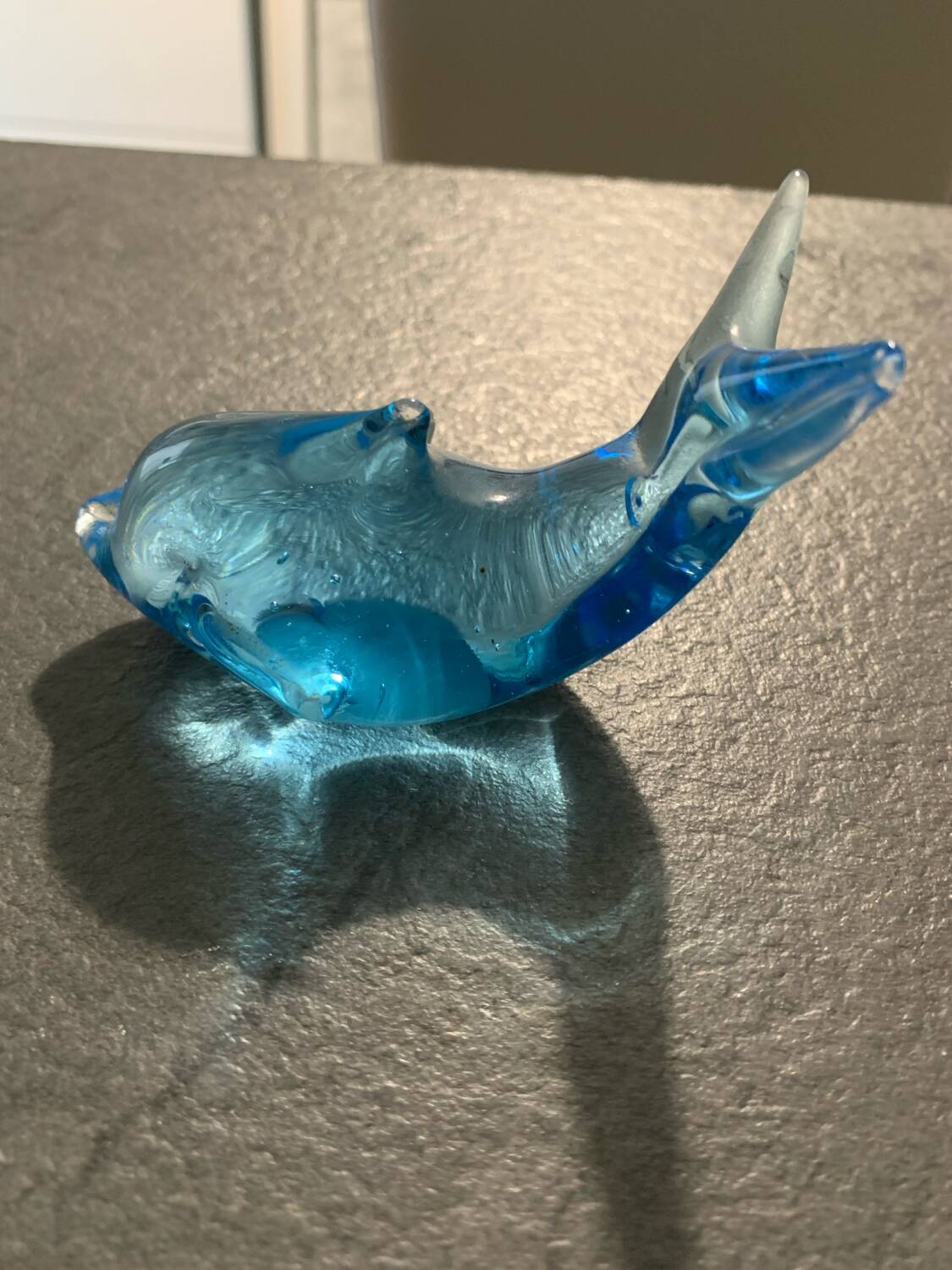 Presse-papier dauphin en verre bleu