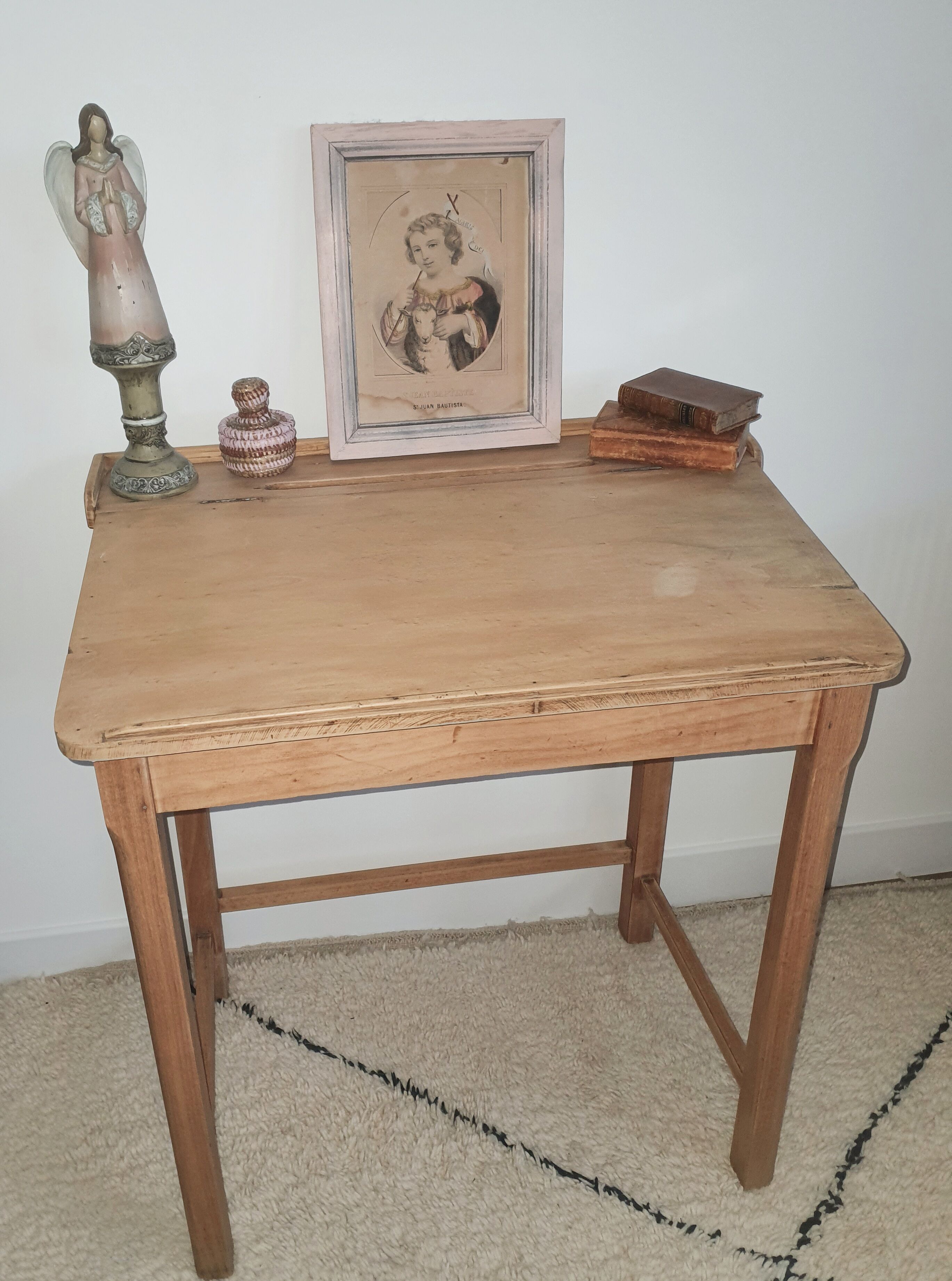 Child desk