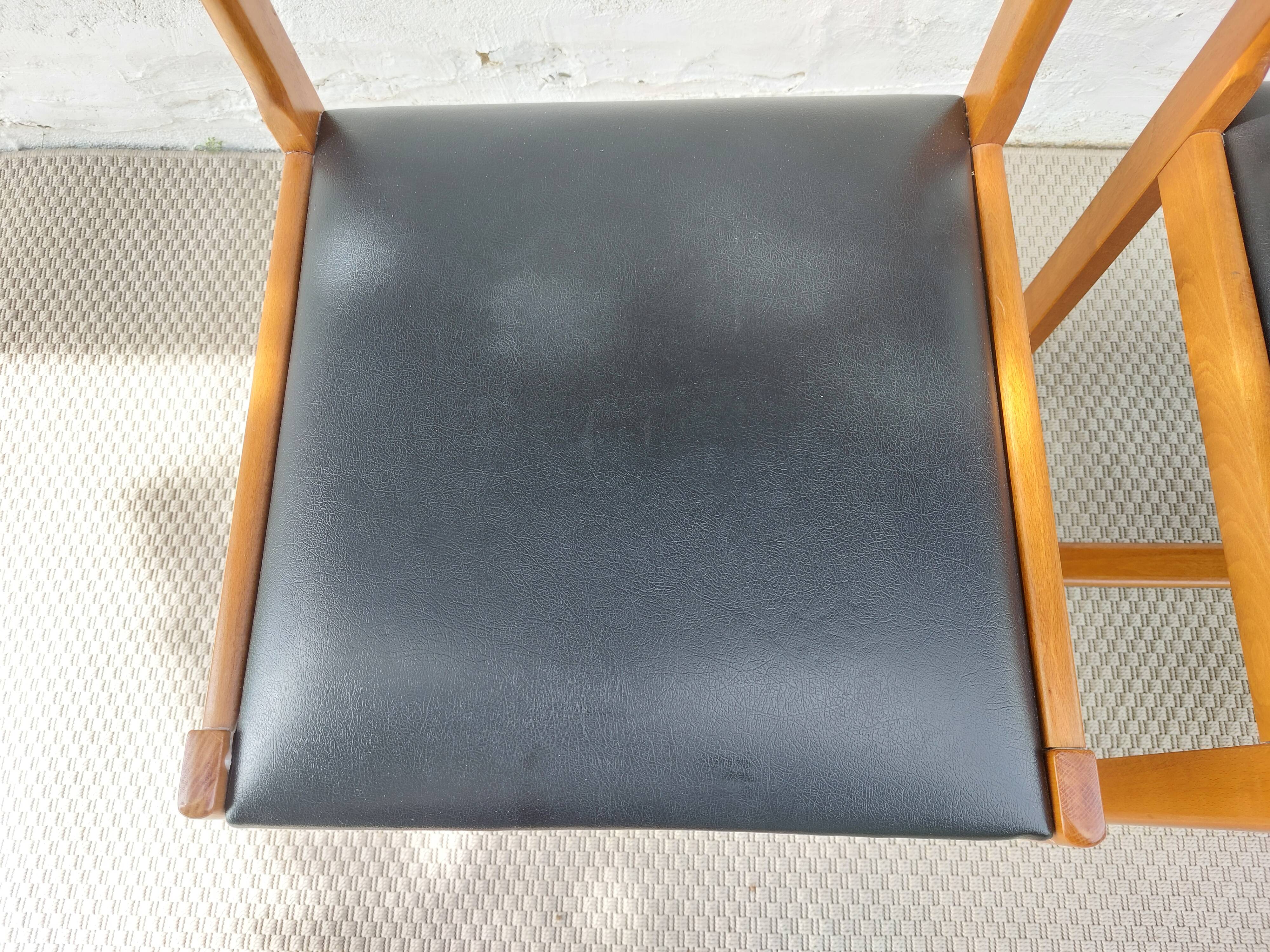 paire de chaises style scandinave, simili cuir noir