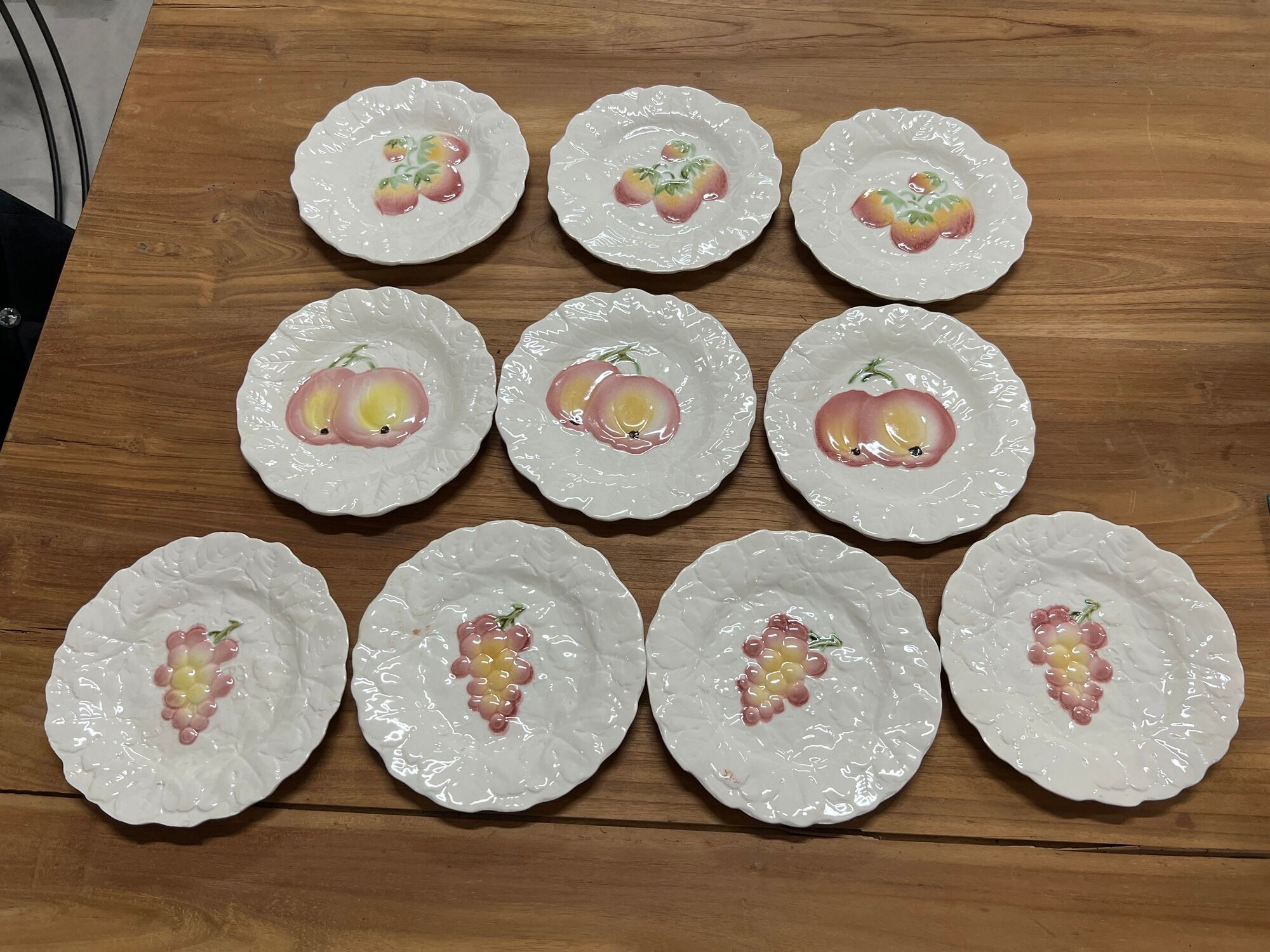 Set of 10 plates decorated with Sarreguemines porcelain fruit