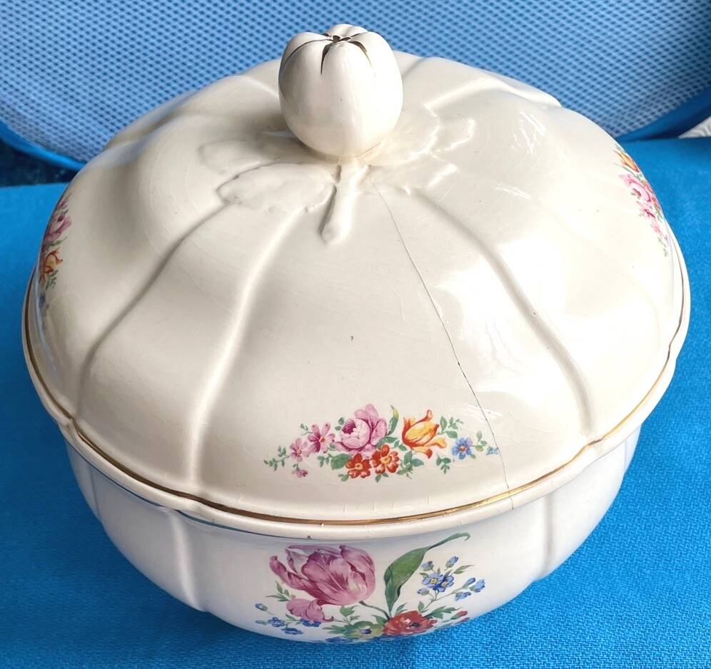 Soupière ancienne Badonviller – demi-porcelaine ivoire, fleurs et dorure