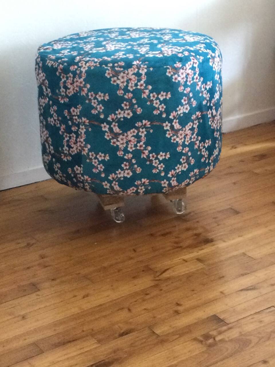 Grand pouf sur roulettes