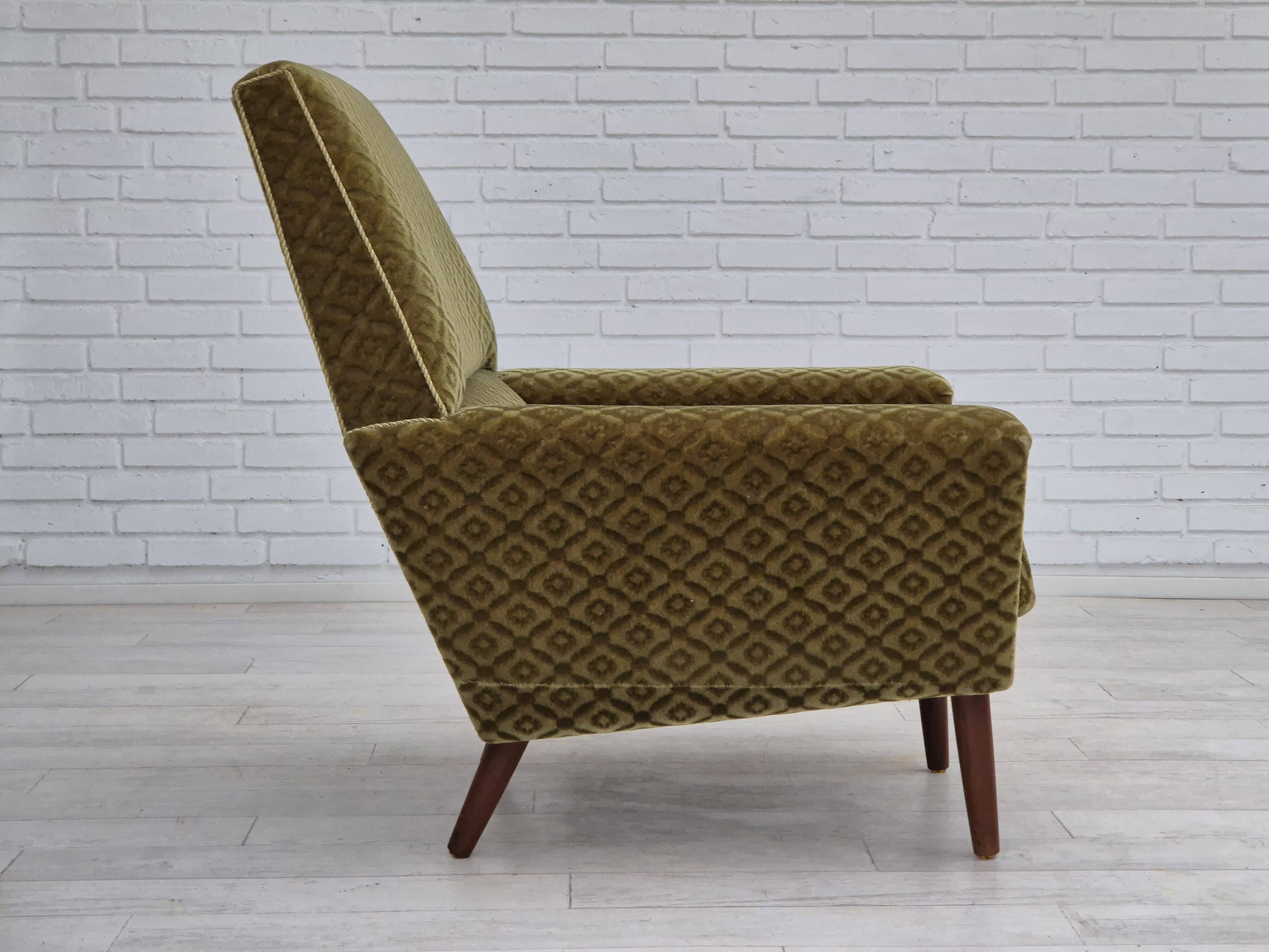 Fauteuil danois à dossier haut de georg thams, revêtement original, velours vert, bois de teck.