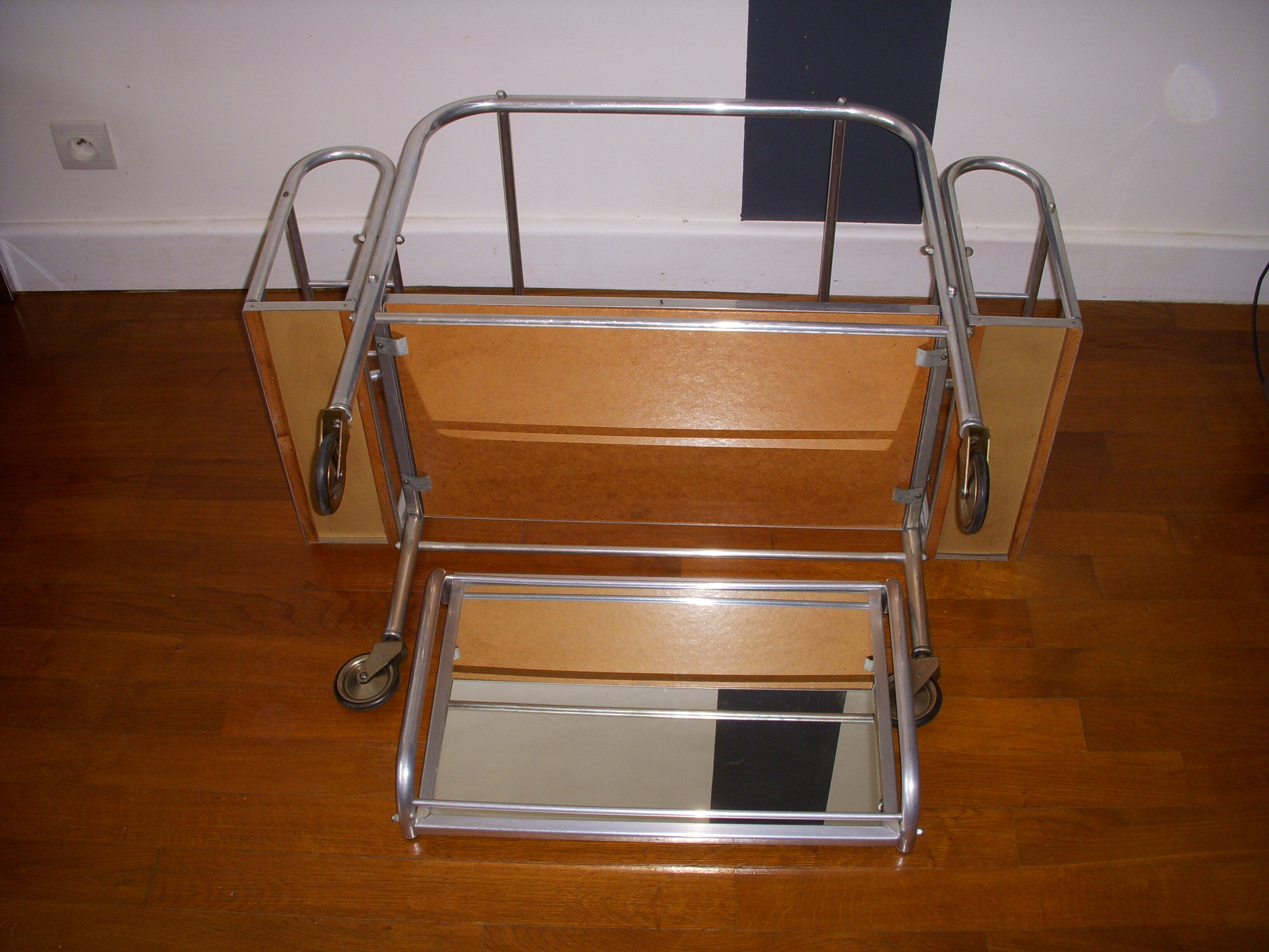 Serving a skateboard art deco 1930