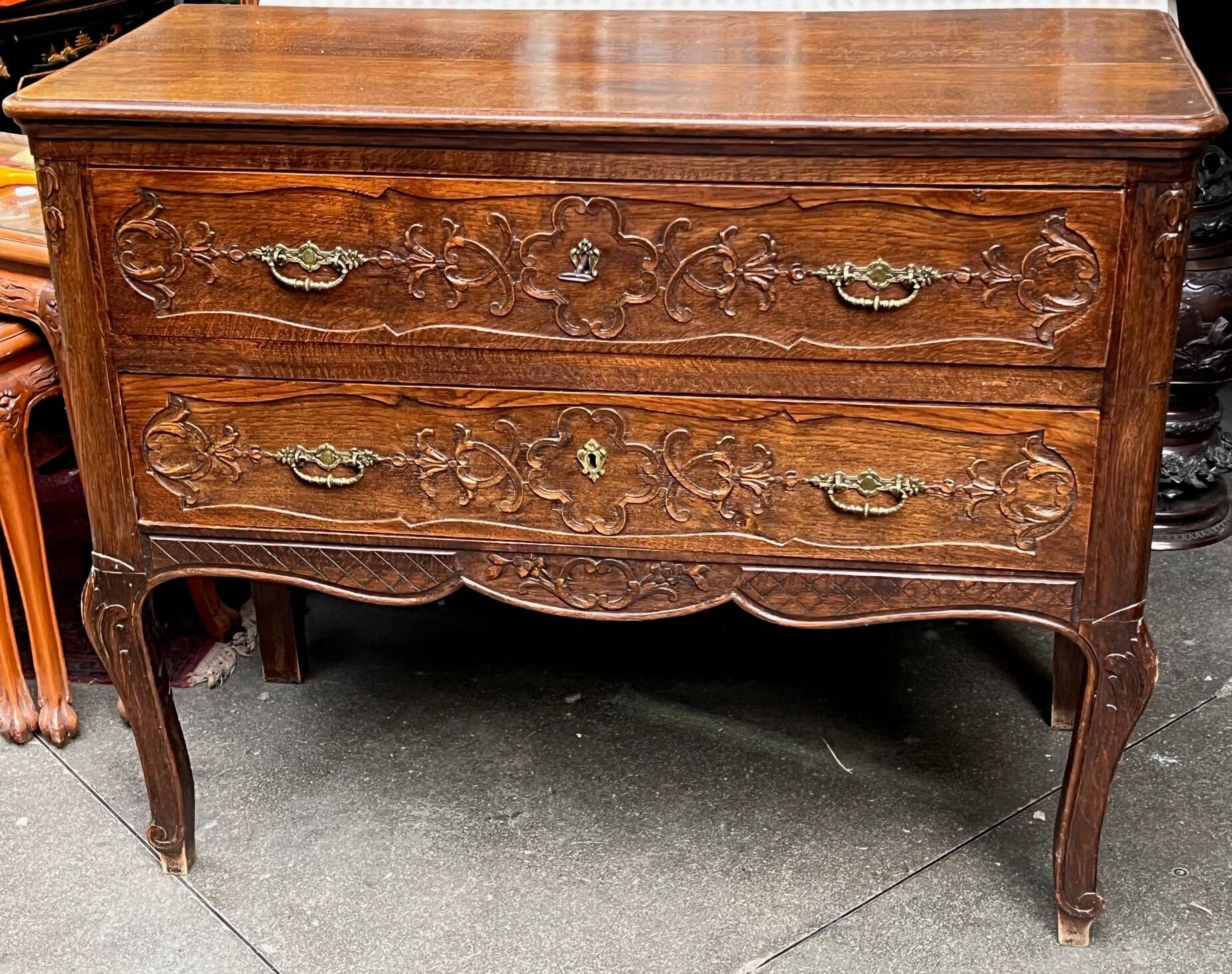 Antique Louis XV style chest of drawers from the 1800s.