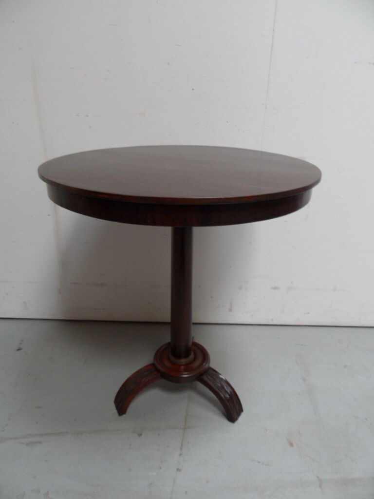 Table ronde de table à vin en acajou antique