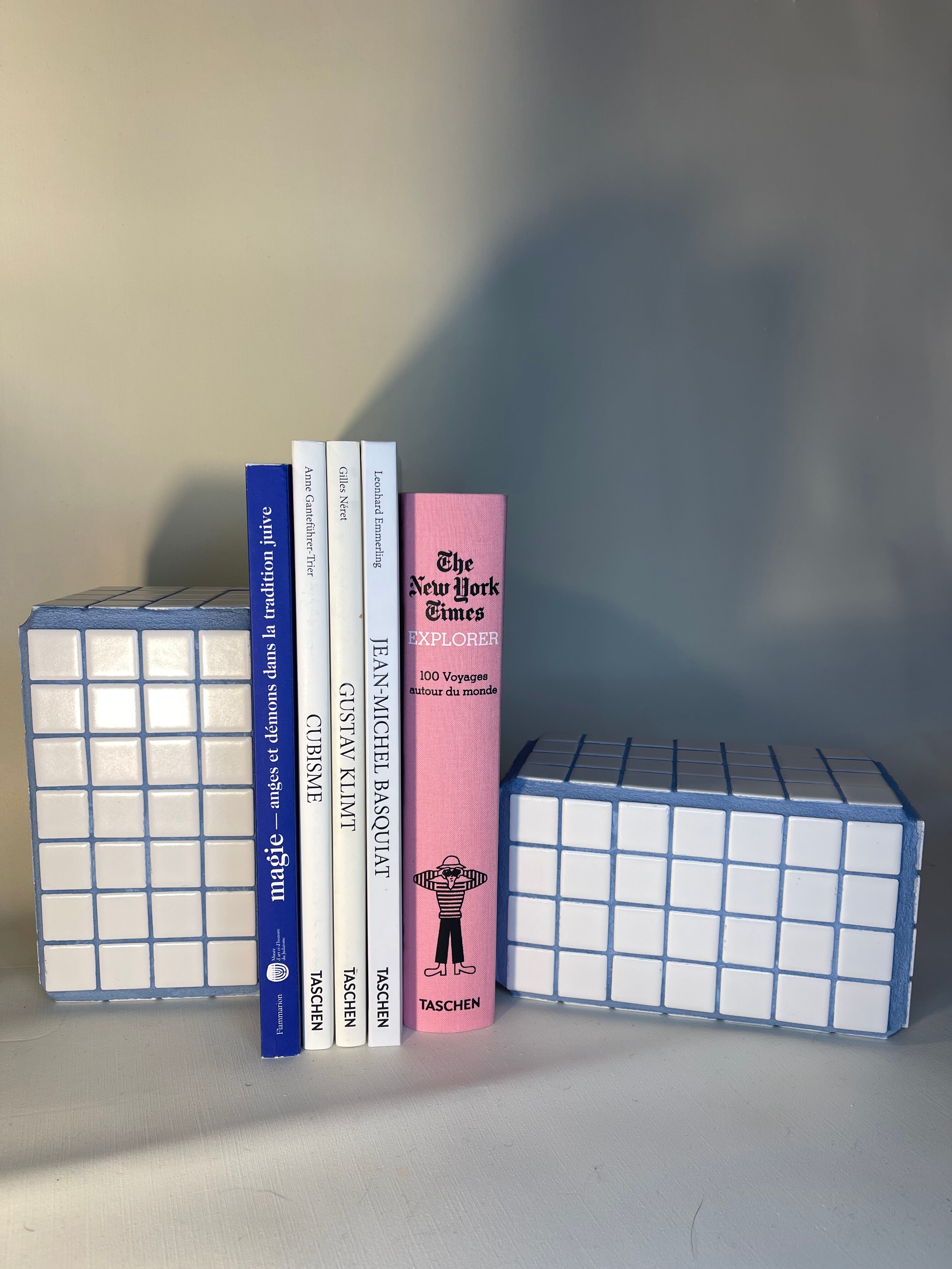 Paire de serre livre blanc et bleu