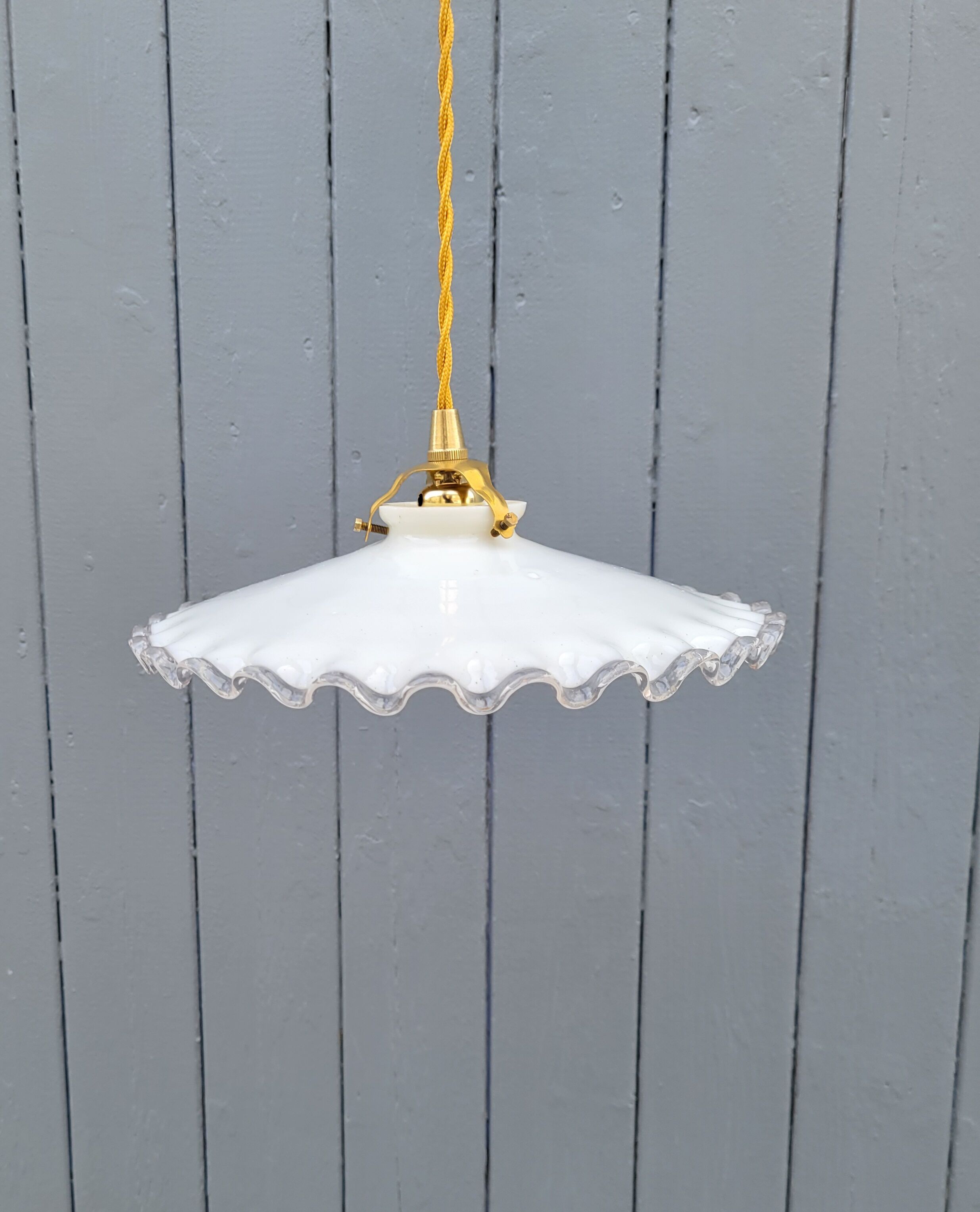Opaline suspension