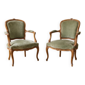 Paire de fauteuils cabriolet style Louis XV en velours vert