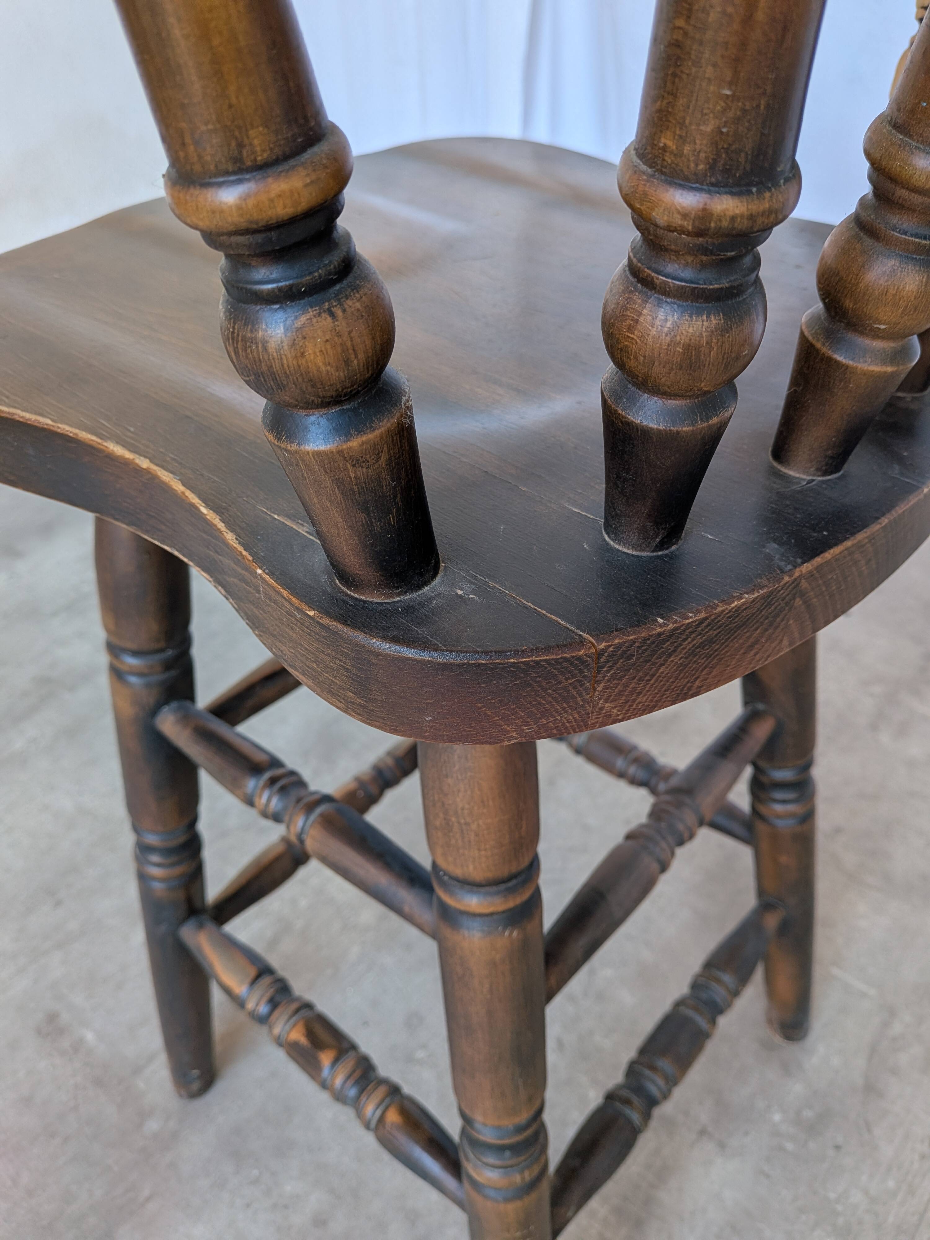 Chaise de bar en bois sculpté vintage : tabouret haut de ferme des années 1970