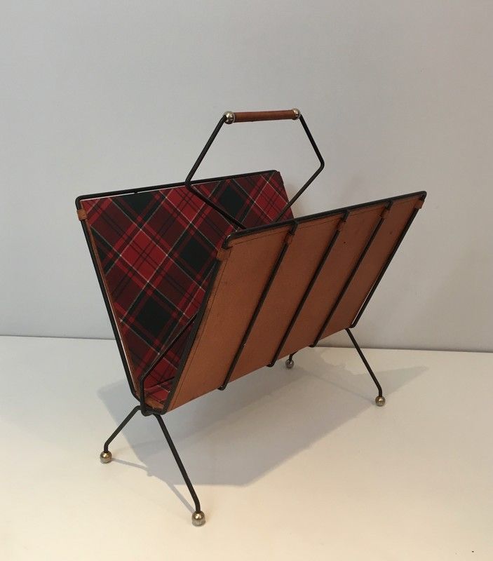 Magazine rack in black lacquered metal, leather and checkered fabric