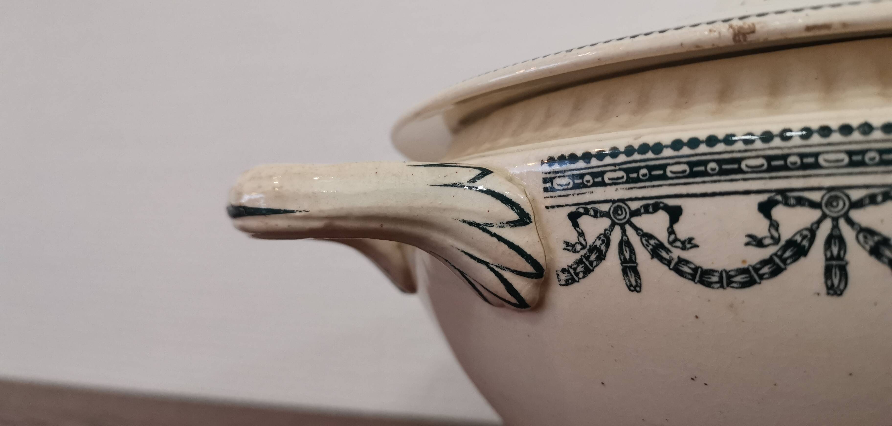 Iron earth tureen ec Salins, Louis XVI garlands