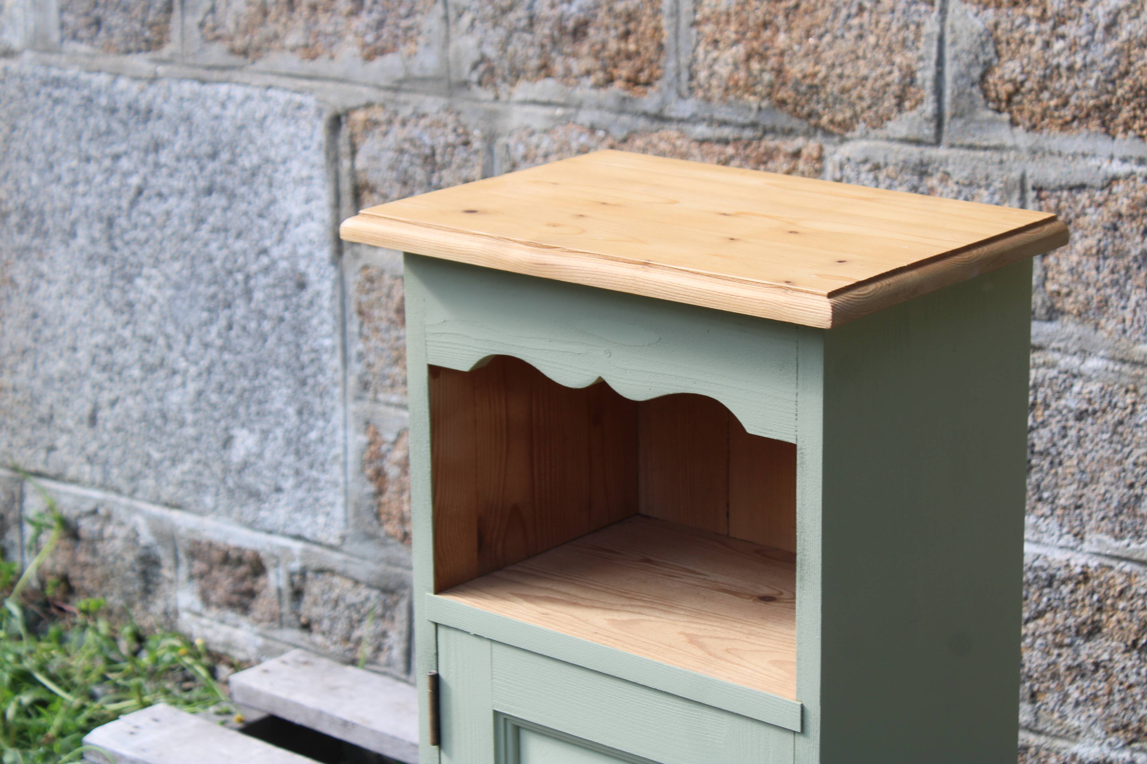 Chevet vintage en pin rénové – Vert Lézard Pure & Paint – Plateau bois natu