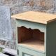 Chevet vintage en pin rénové – Vert Lézard Pure & Paint – Plateau bois natu