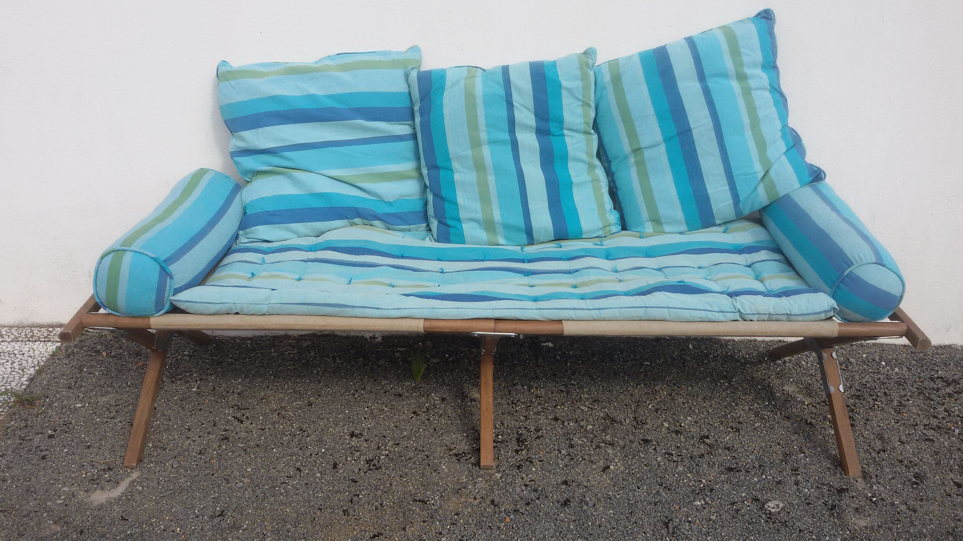 Lit picot avec futon et coussins