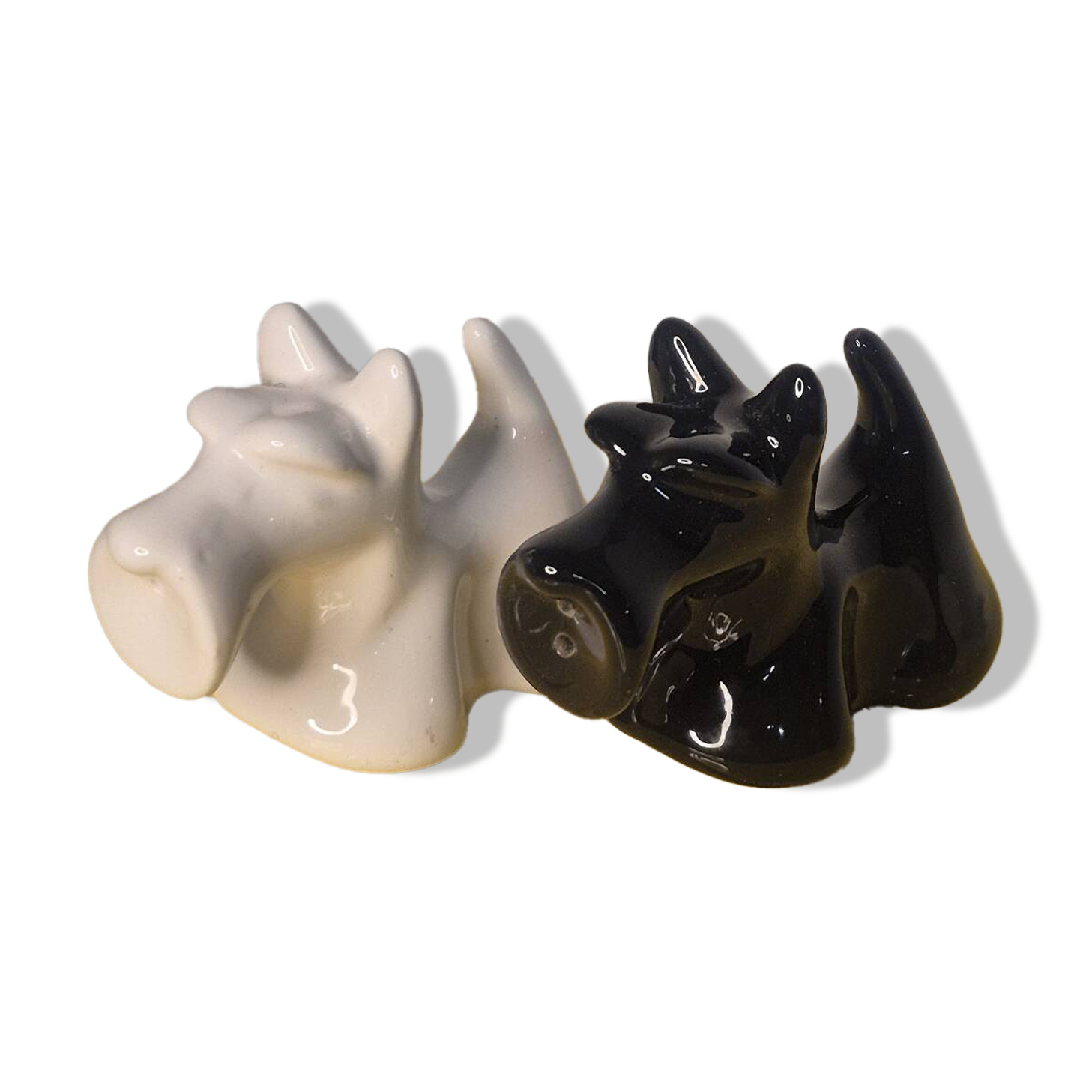 Salt and pepper shakers dog