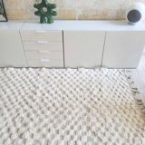 Plain off-white Béni Ouarain Berber rug with checkerboard inlays