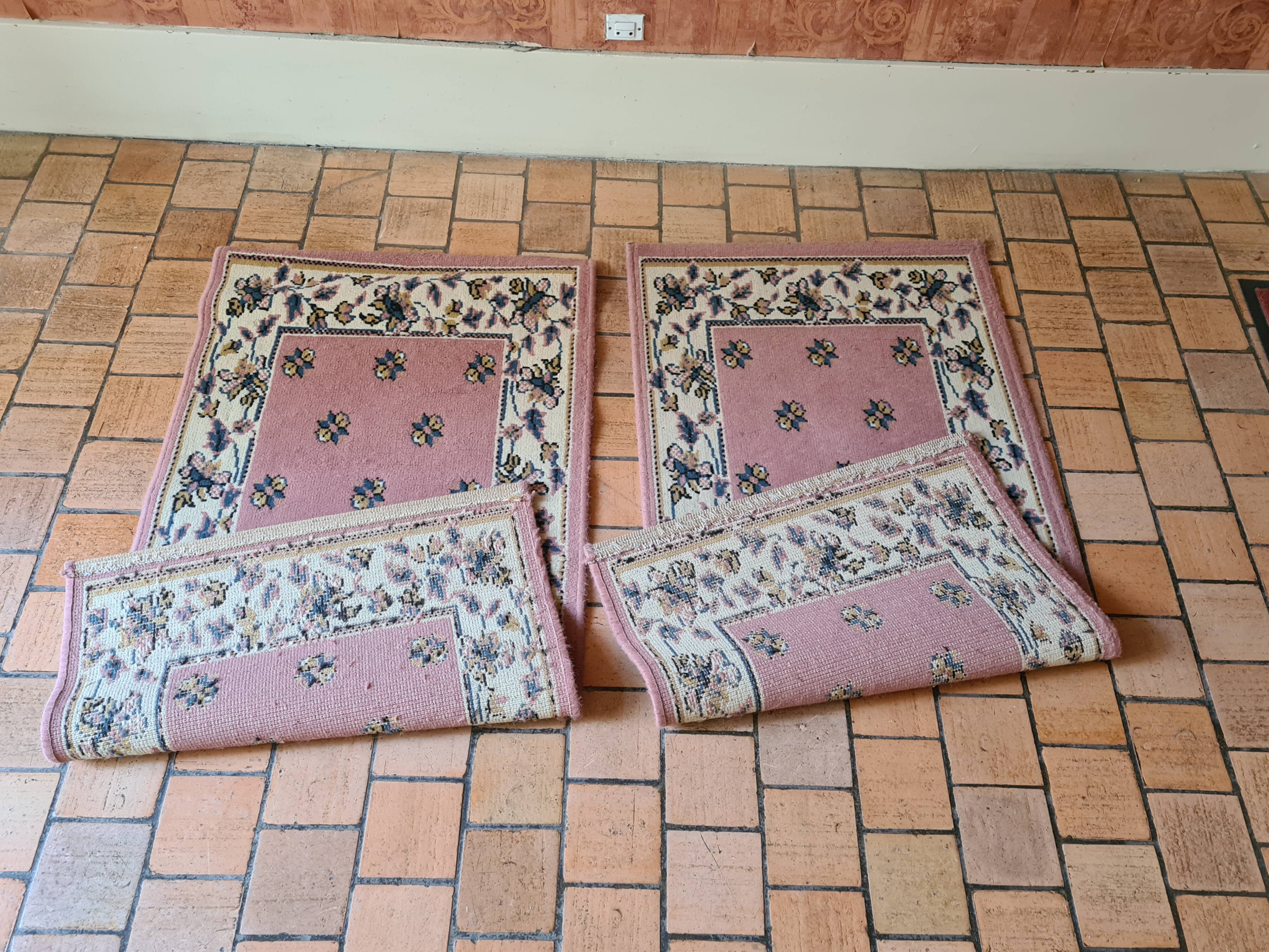Pair of front of bed rugs 2 times 1m10 x 0m57
