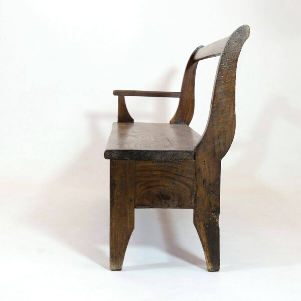 Banc artisanal en bois avec accoudoir et tiroir à droite.