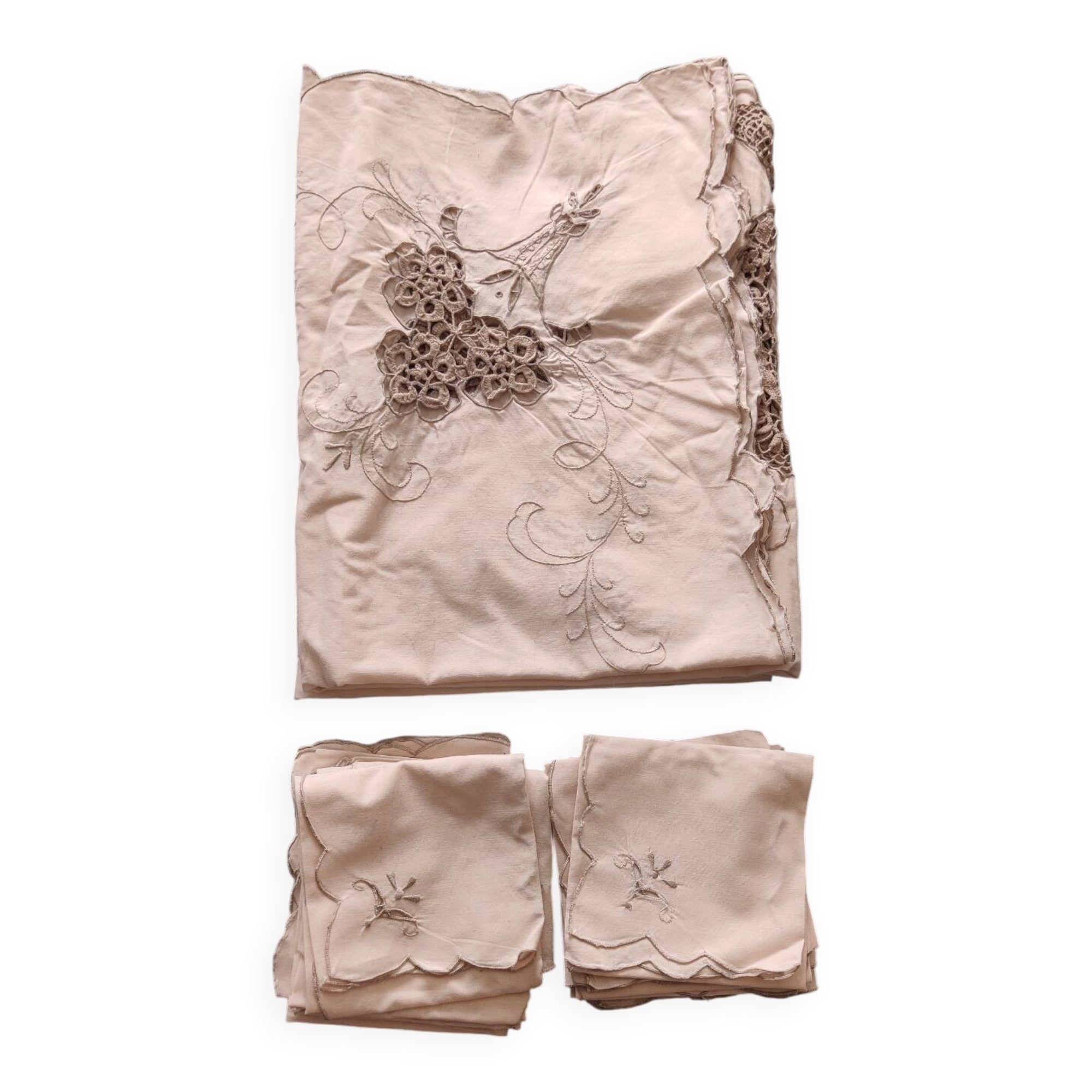 Embroidered tablecloth and its 12 napkins