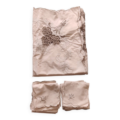 Nappe brodée et ses 12 serviettes