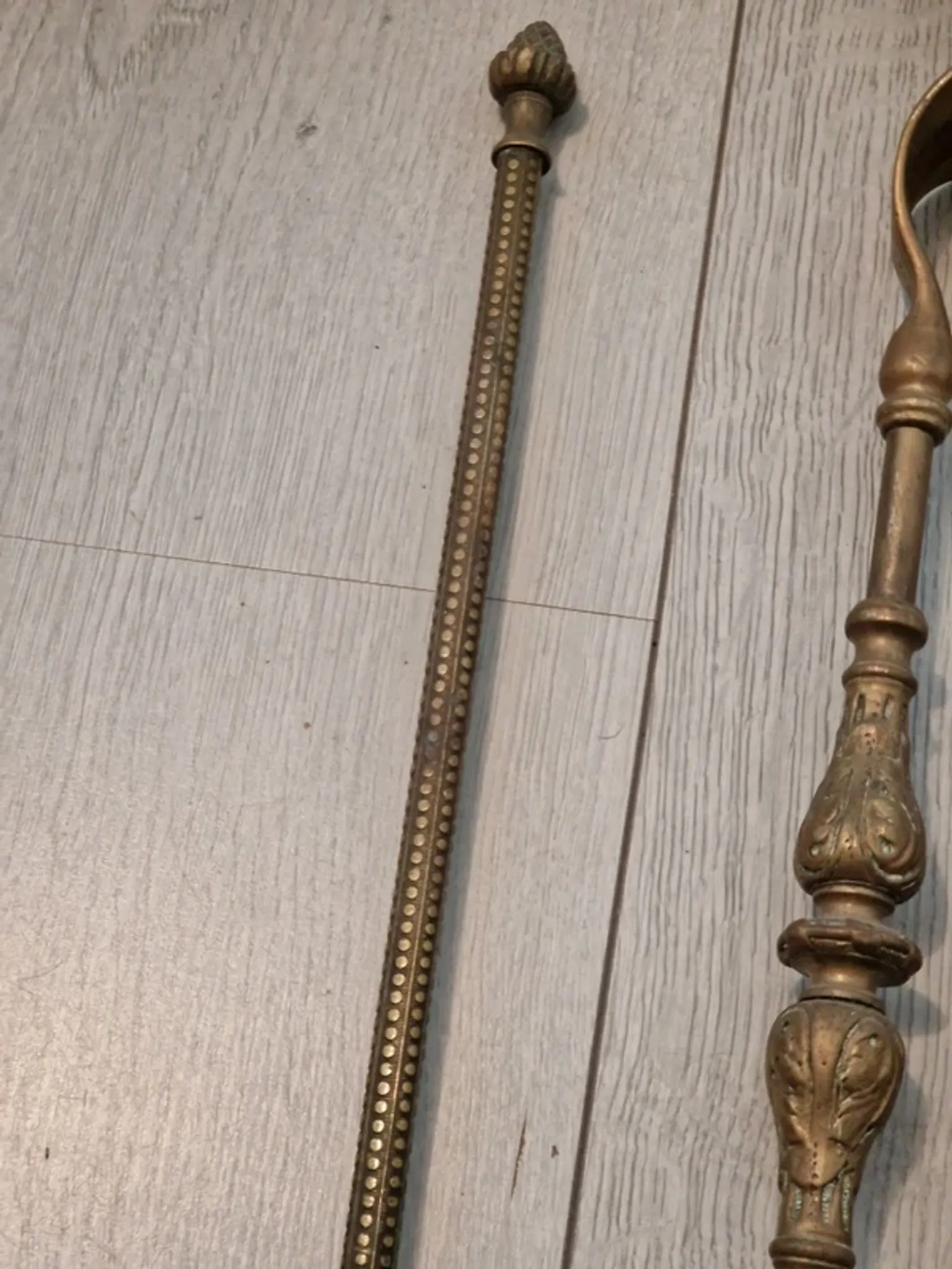 Fireplace servant: shovel and tongs in bronze, Louis XVI style, late 19th century.