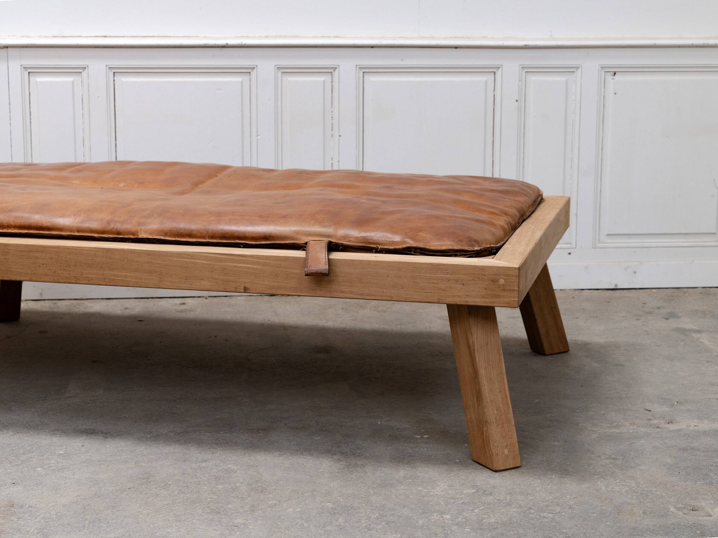 Daybed en cuir vintage et chêne 1950