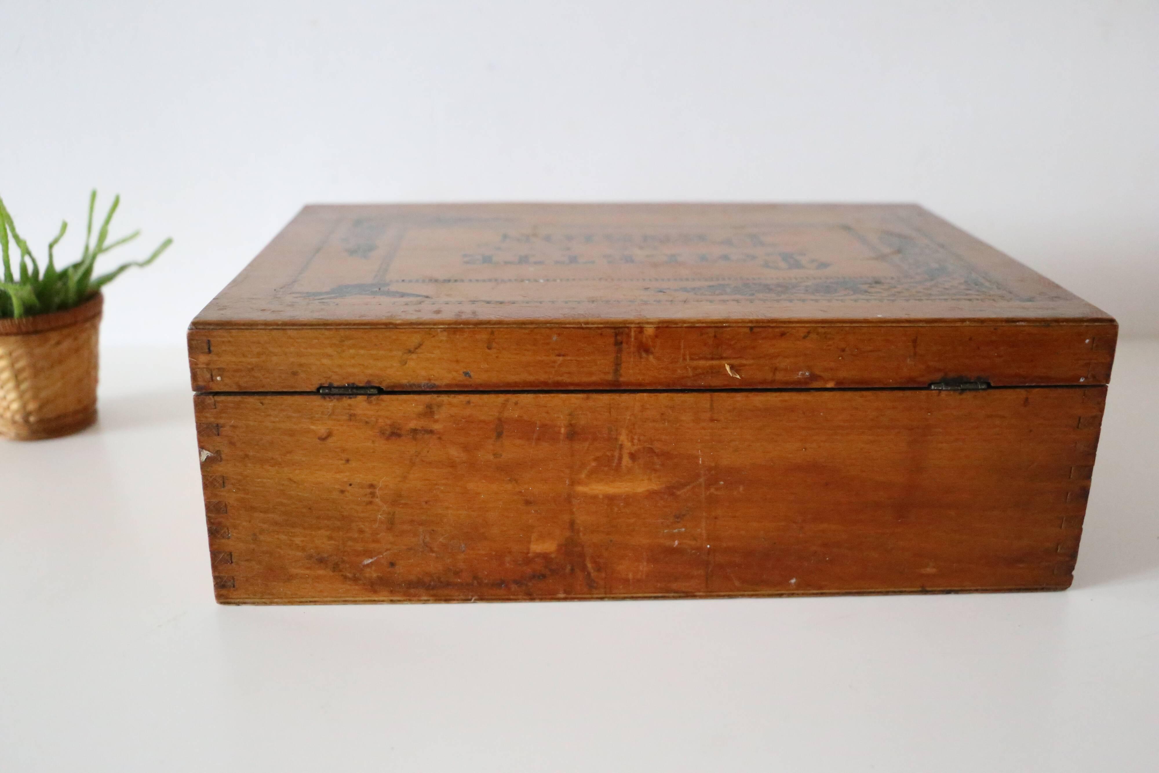 Wooden box pension's toilet, 1920