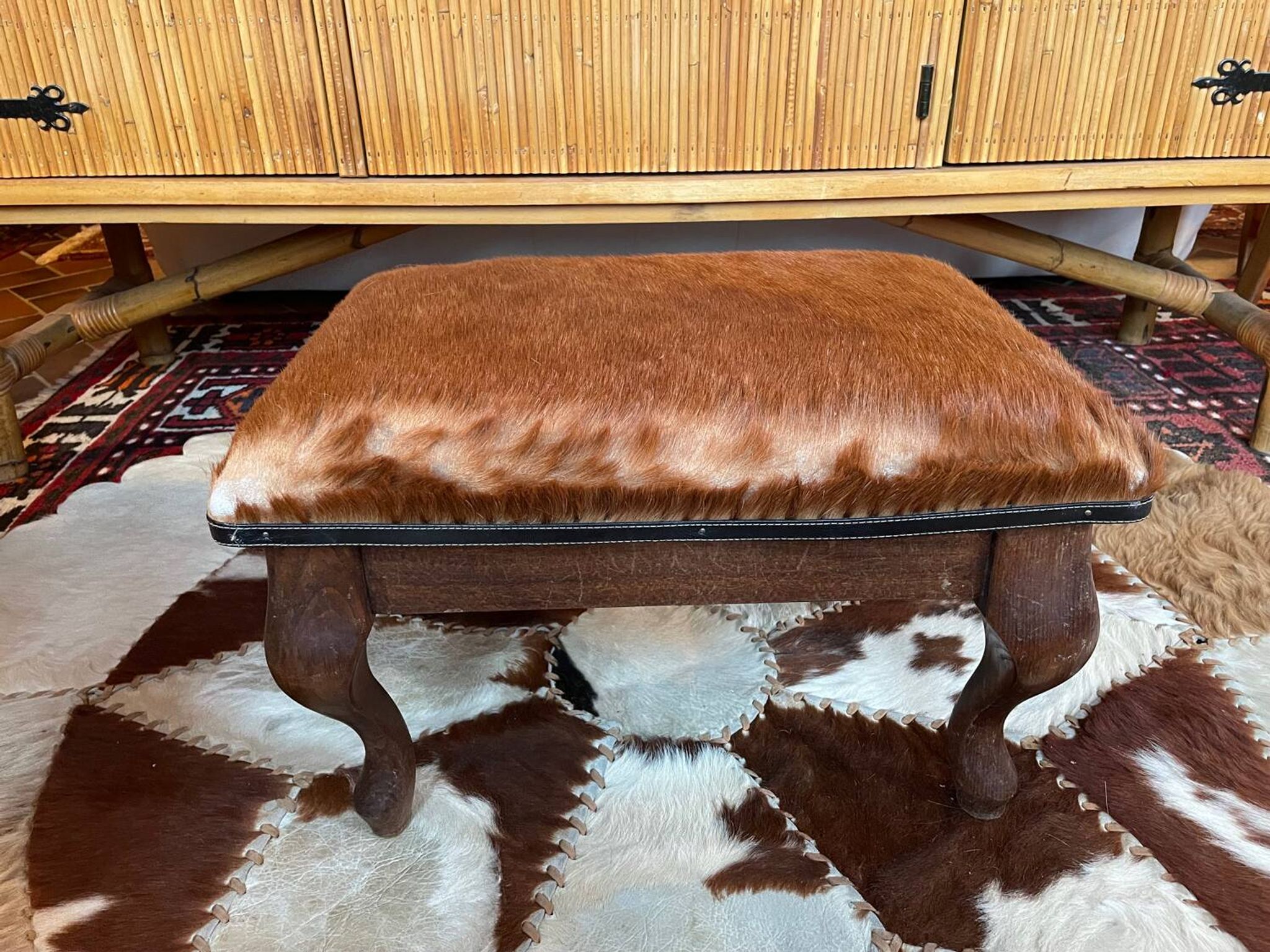 Pouf bois et peau de chèvre vintage