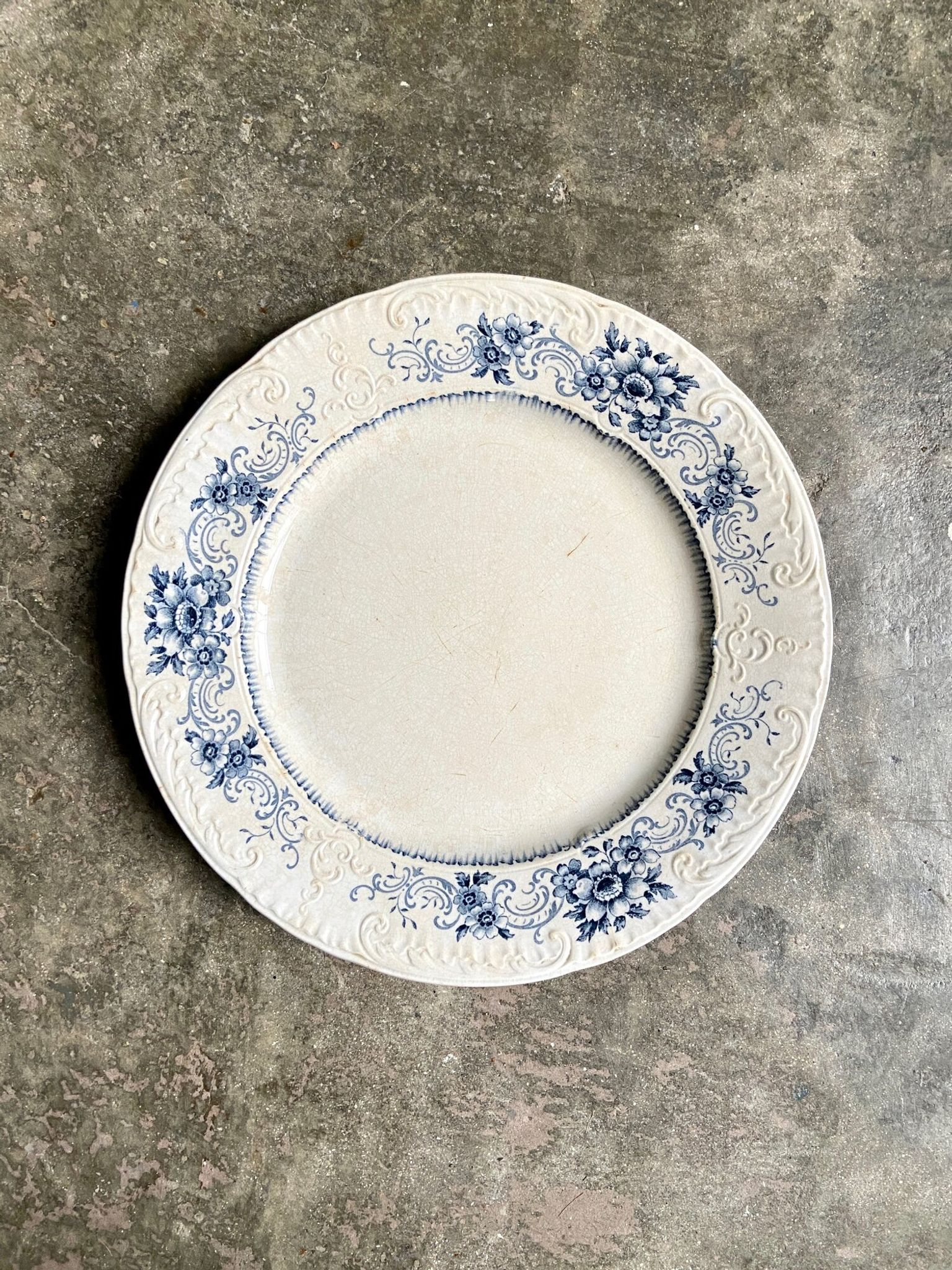 Sarreguemines round dish in white and blue iron earth, “Aïda” service