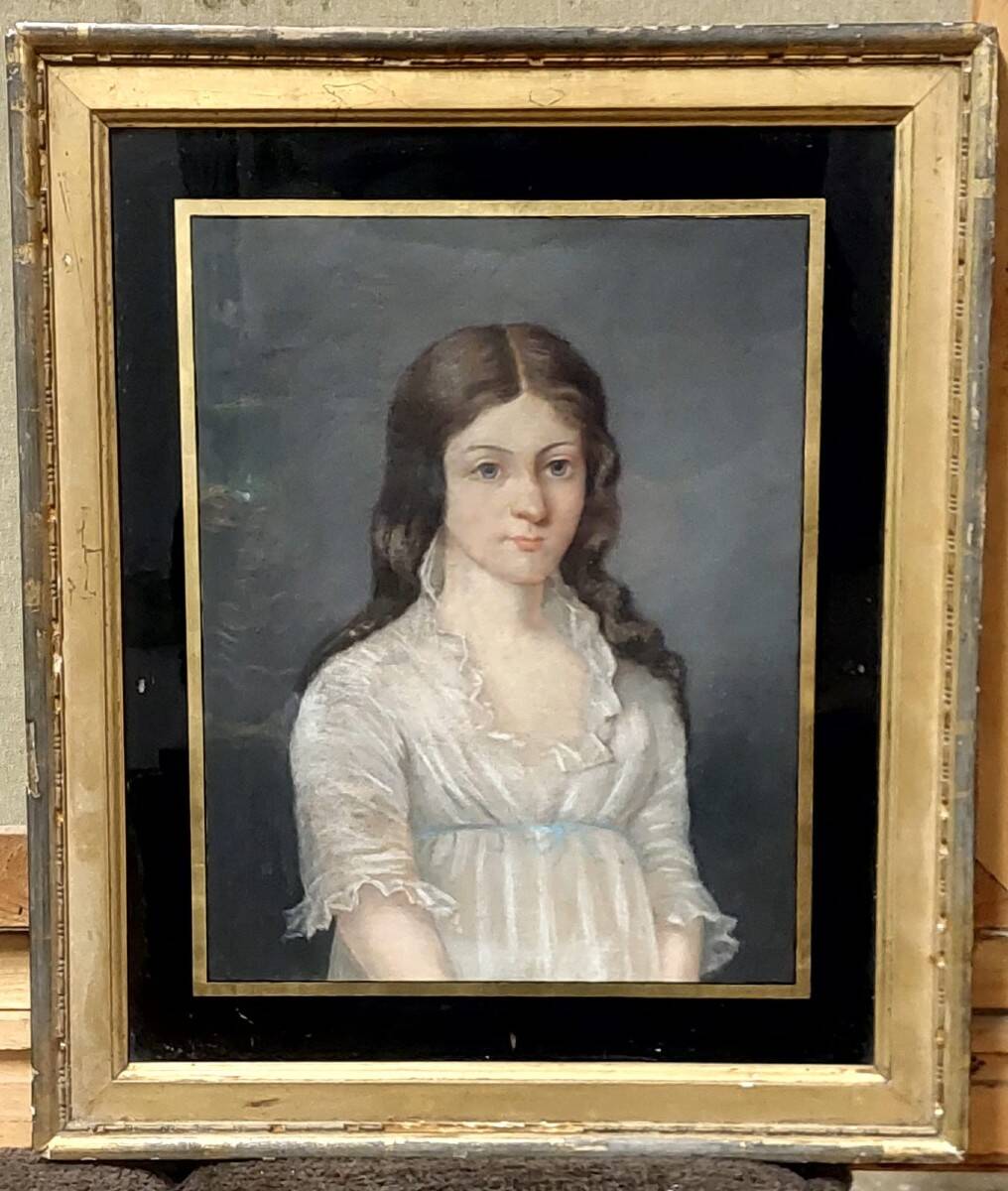 Portrait ancien au pastel sur toile d'une jeune noble, signé et daté 1899 au dos, cadre doré.