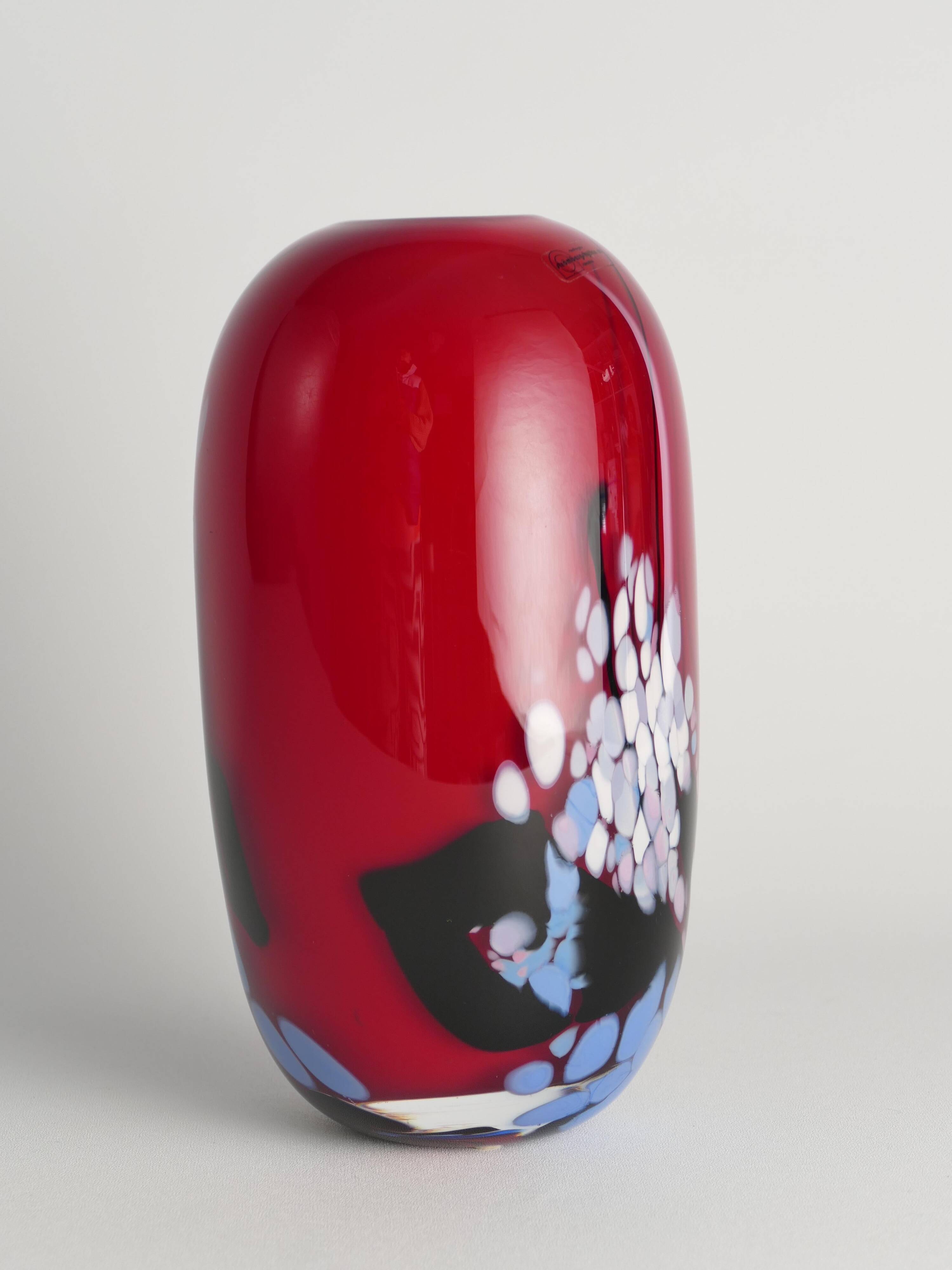 Vase en verre artistique rouge cerise unique par Mikael Axenbrant, Suède 1990